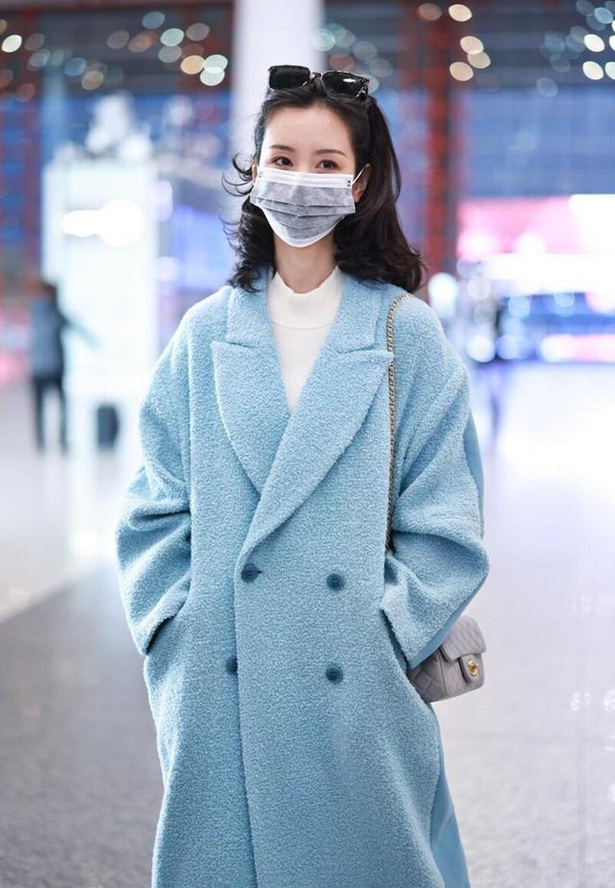 陈都灵一身淡蓝色毛呢大衣现身机场戴口罩难掩笑意