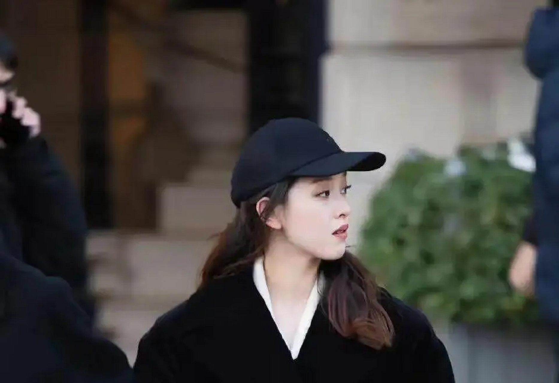 路人镜头下的章泽天,穿搭简单但很高级,4万包包太抢镜