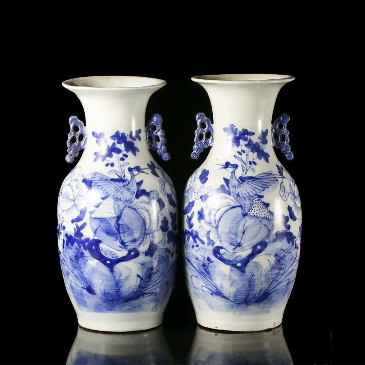 8cm,底径145cm;鉴赏描述:此件晚清民国·青花凤凰牡丹纹嫁妆瓶,撇口