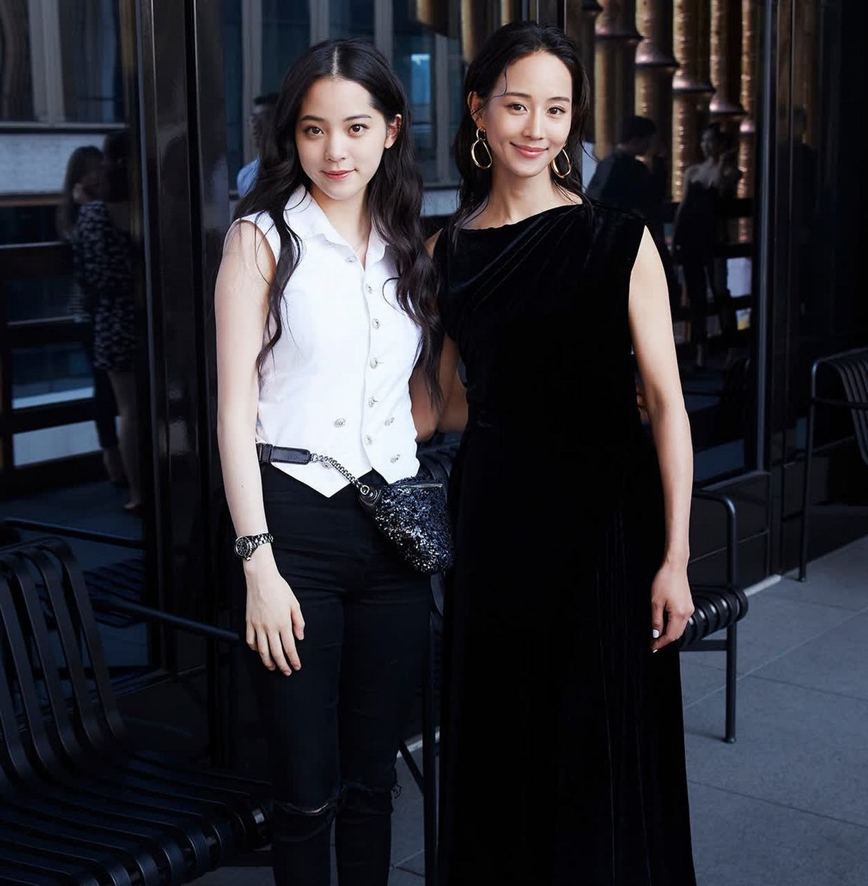 照片中的女明星头很小,头身比例非常漂亮[坏笑]