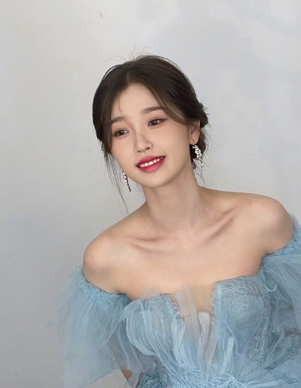 娇俏可爱,艳若桃李的#虞书欣# 一袭蓝色溜肩抹胸纱裙,丰满傲人的事业