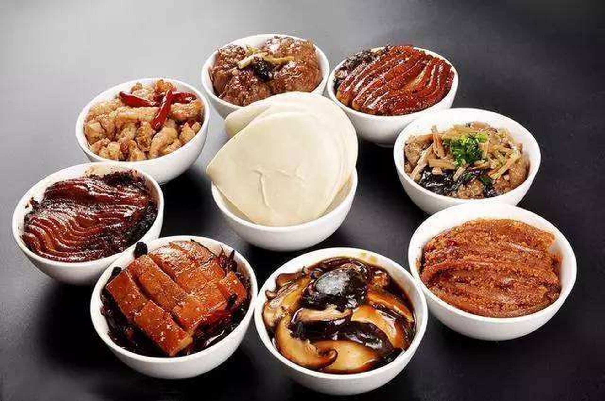 正定八大碗是石家庄非常著名的美食,主要是由四荤四素组成的