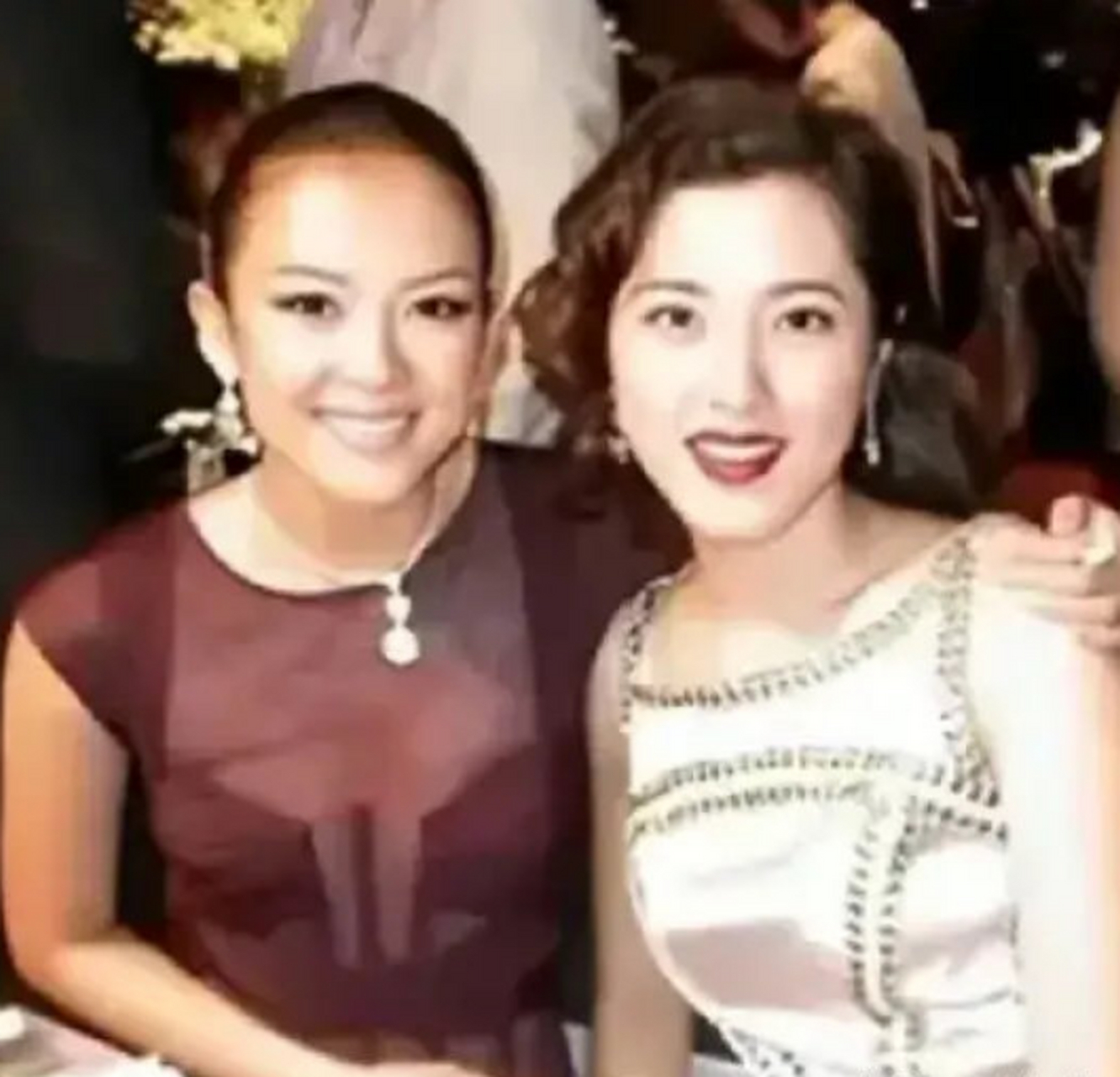 一张章子怡和曾黎的大学时期合影在网络上引起了热议