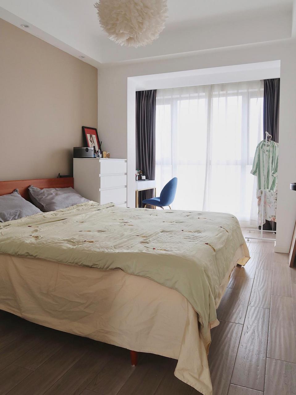 享受治愈系的家 卧室进行了一些改造,换了百叶门,自己动手刷了新墙色