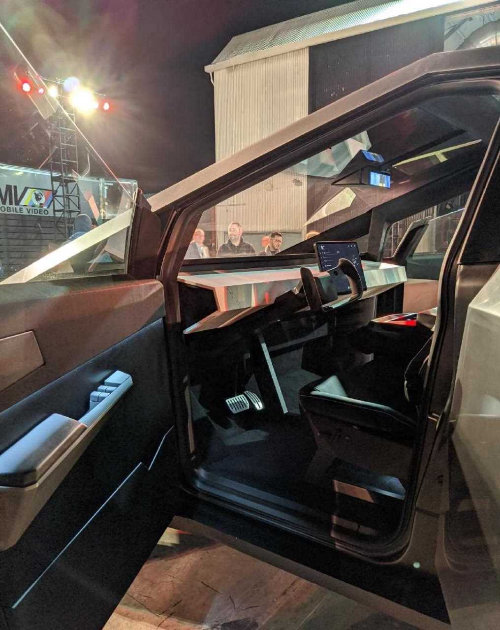 【特斯拉cybertruck内饰】这才是真正的极简风格吧,没有最简单,只有更