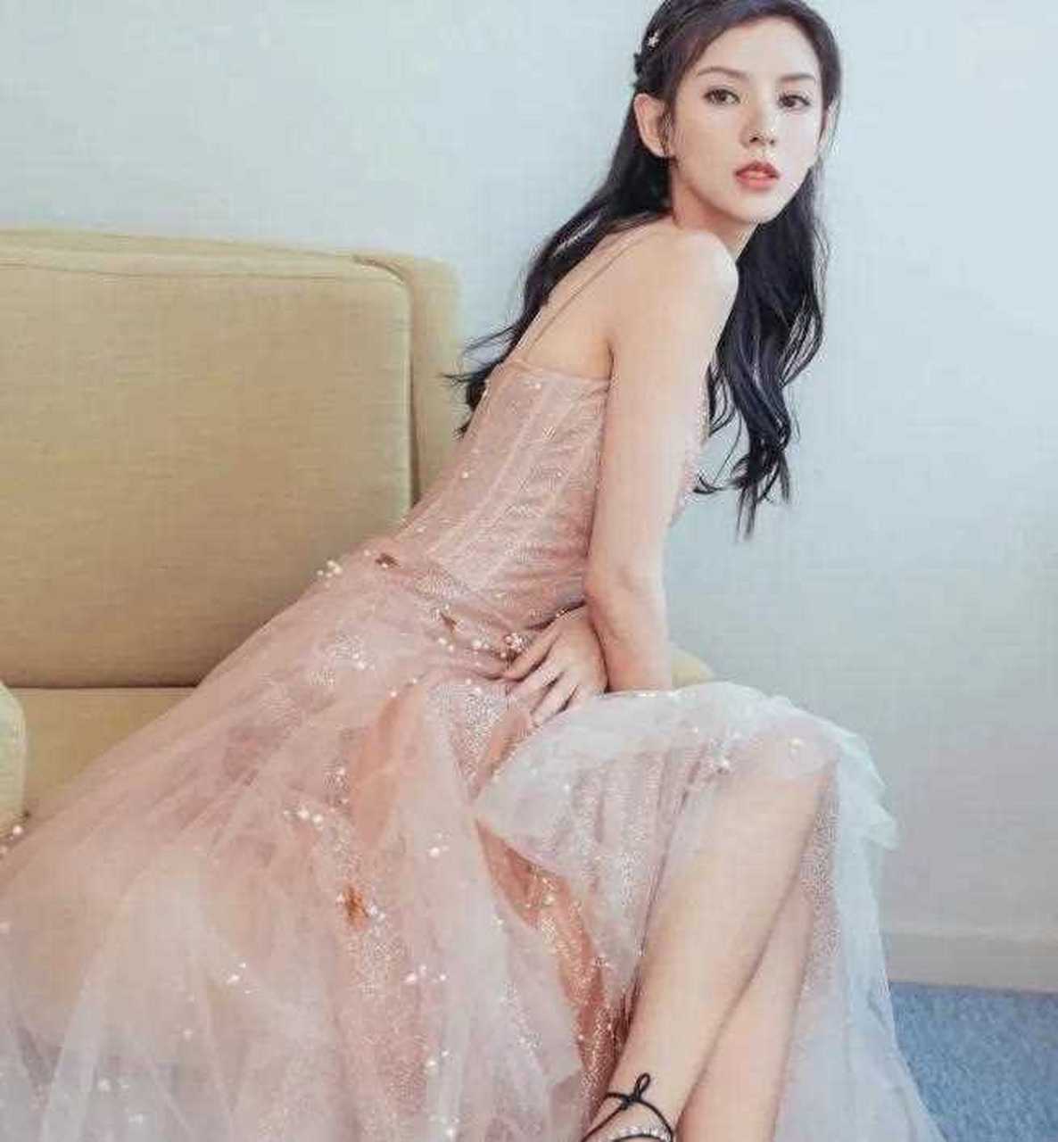 2014年,张予曦跟王思聪吃了三次饭,主动表白王思聪.