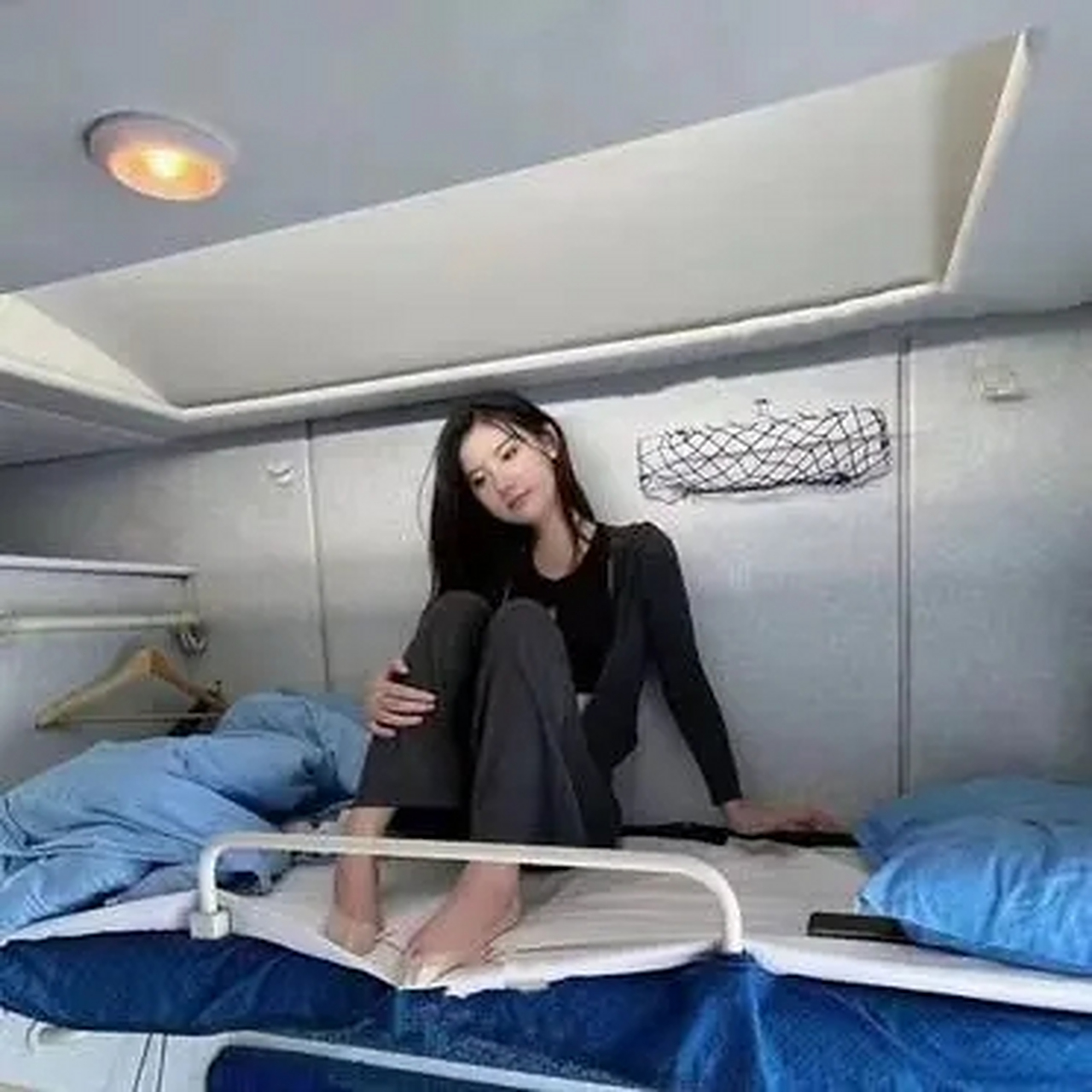 和女同事出差,现在在坐火车,有什么需要注意的吗?