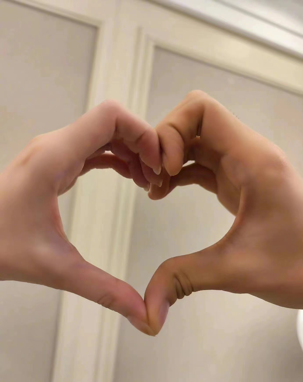 女星金莎发文公布恋情,并晒出与男友合体比心的照片,隔着屏幕都能感受