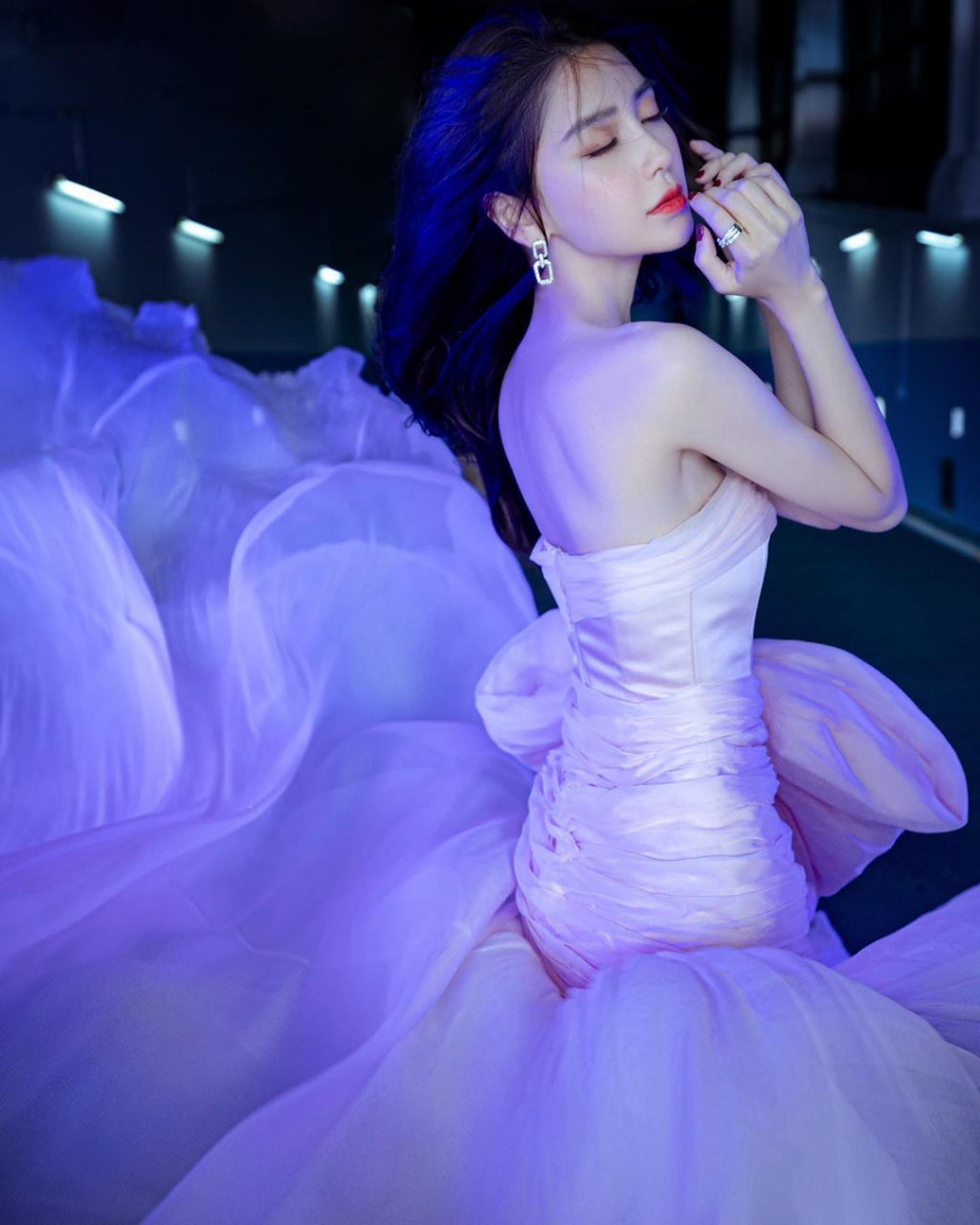 angelababy蝴蝶结粉色抹胸纱裙优雅迷人,飞扬的裙摆飘逸浪漫,宛如人间