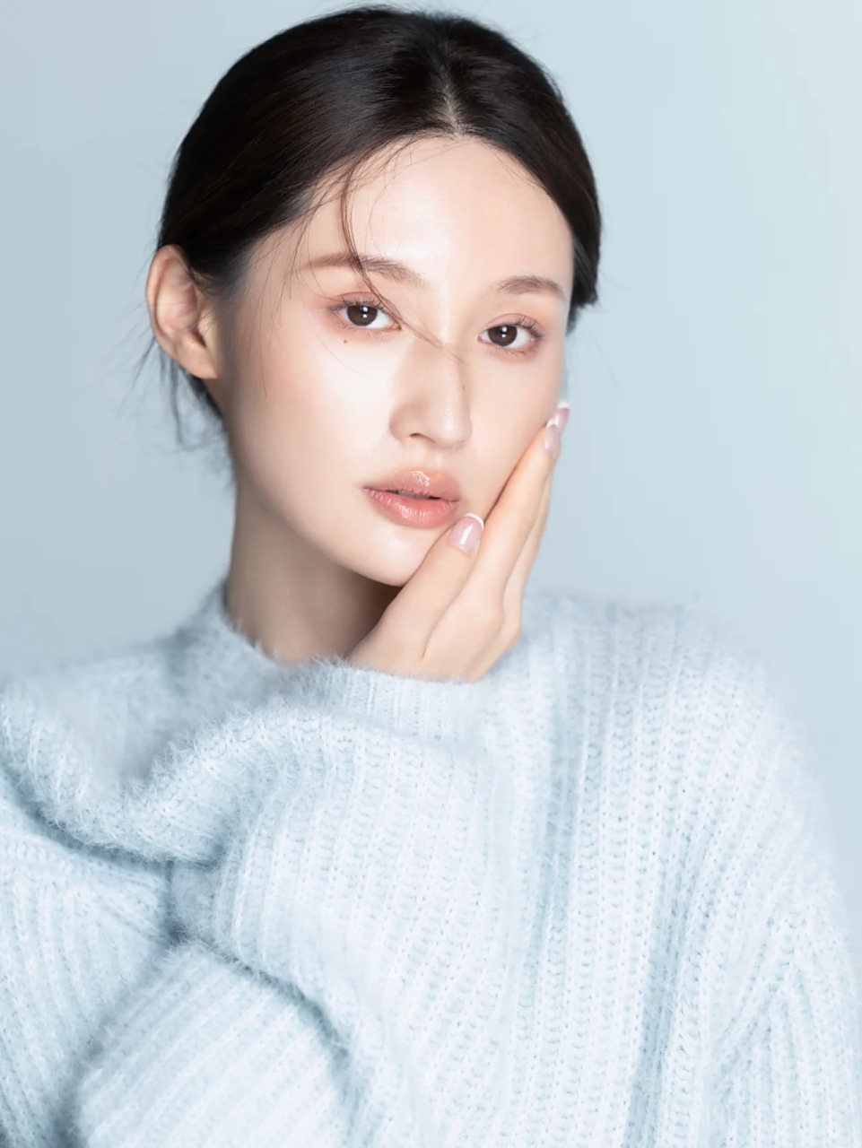 高级感肖像回归本真的极简主义  高级的冷色调下用情绪去引导除去色彩