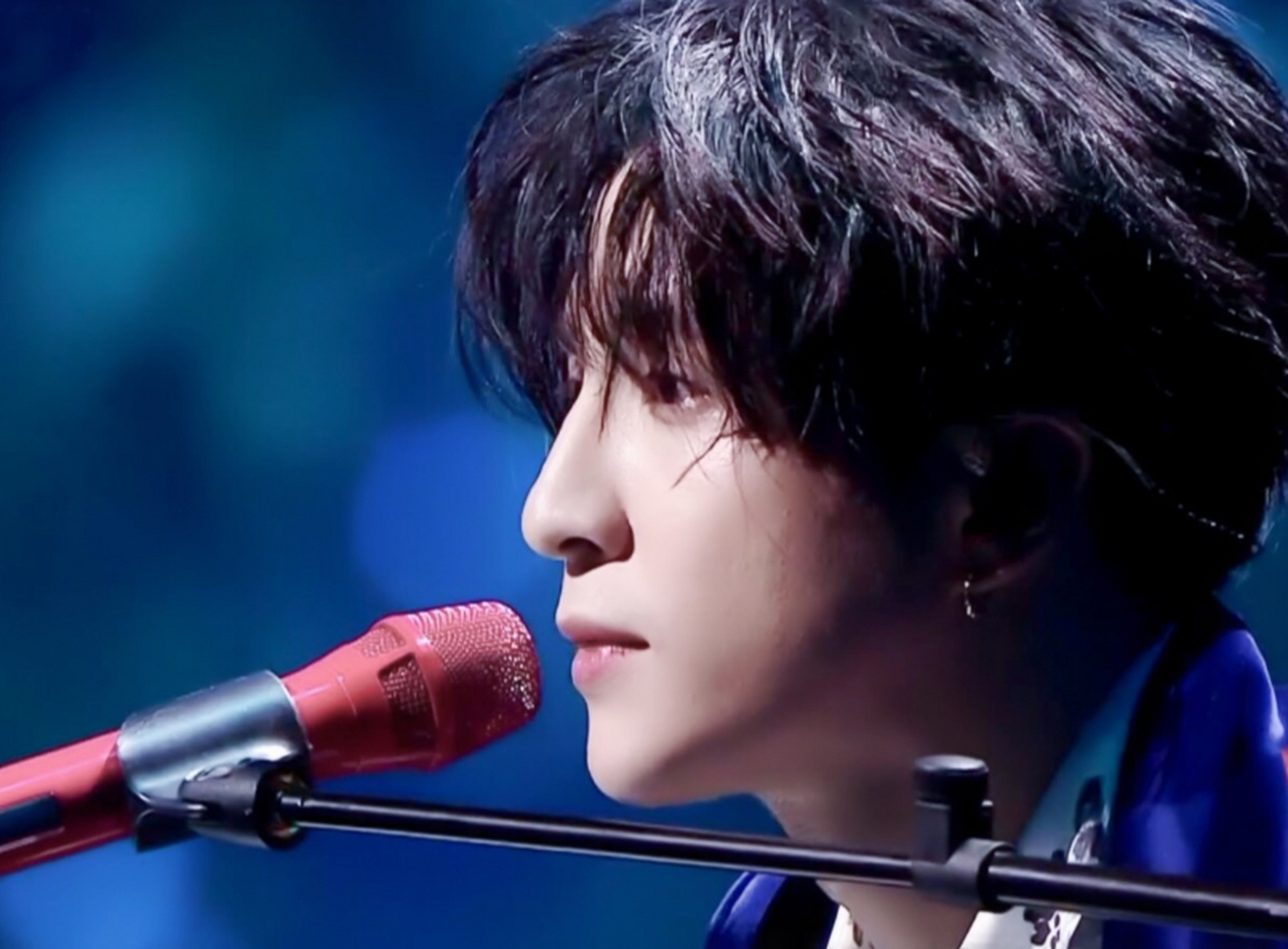 薛之谦唱到一半被伴舞撞飞了?请不要吃我?