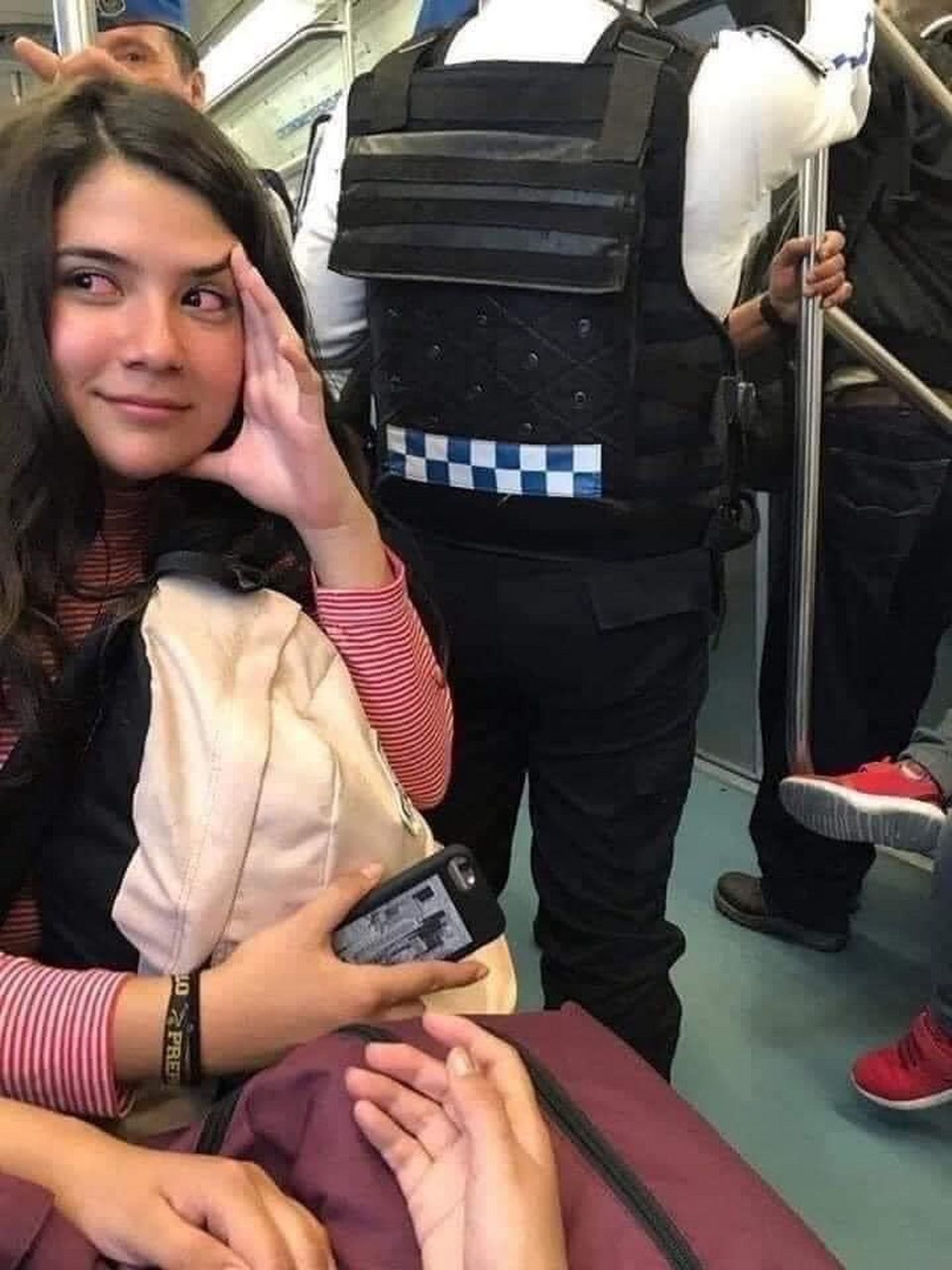 妹子突然不怀好意的微笑,请问她在笑什么?[滑稽]