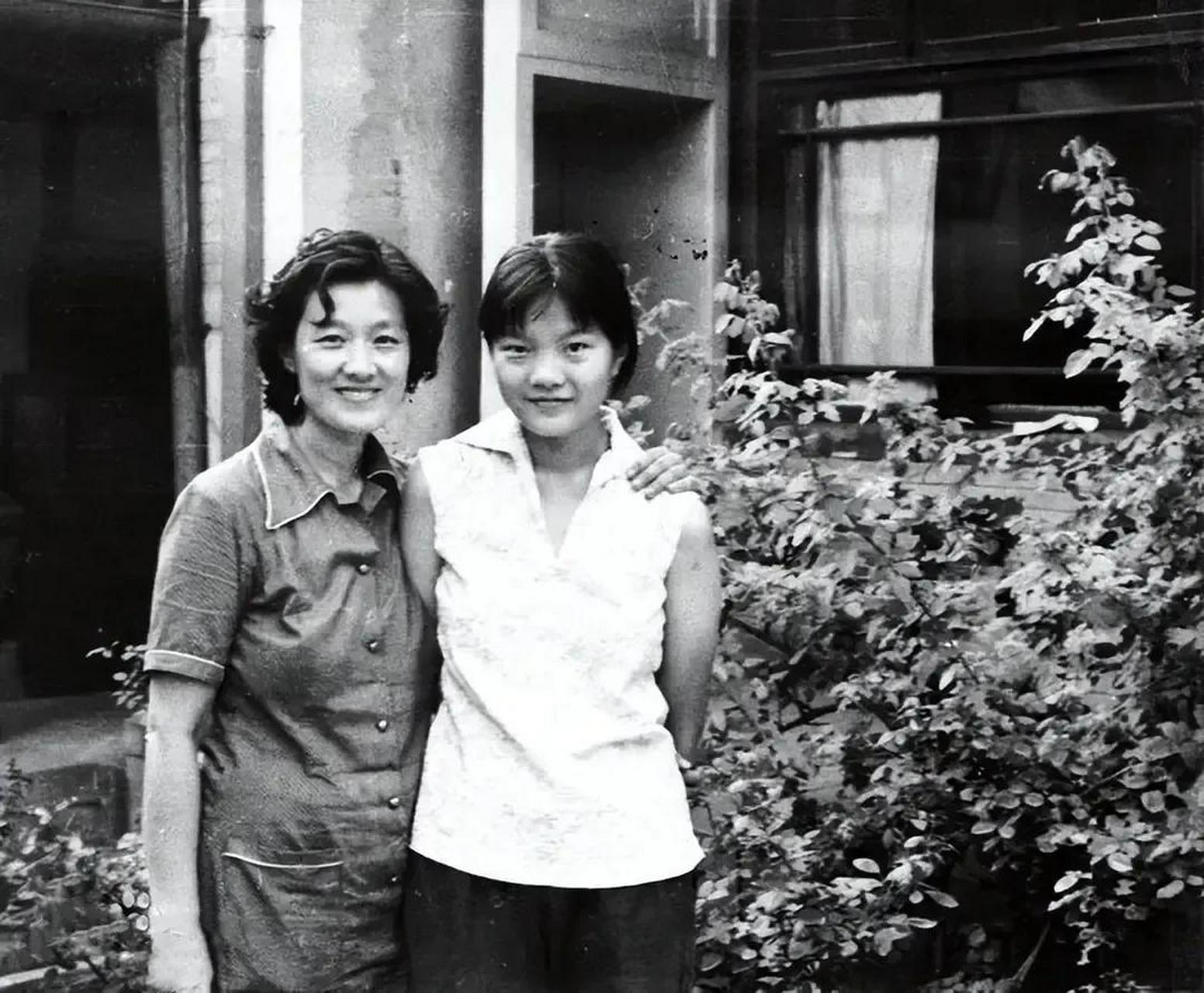 洪晃是一个上世纪70年代的花季少女,她曾与母亲合影,留下了珍贵的瞬间