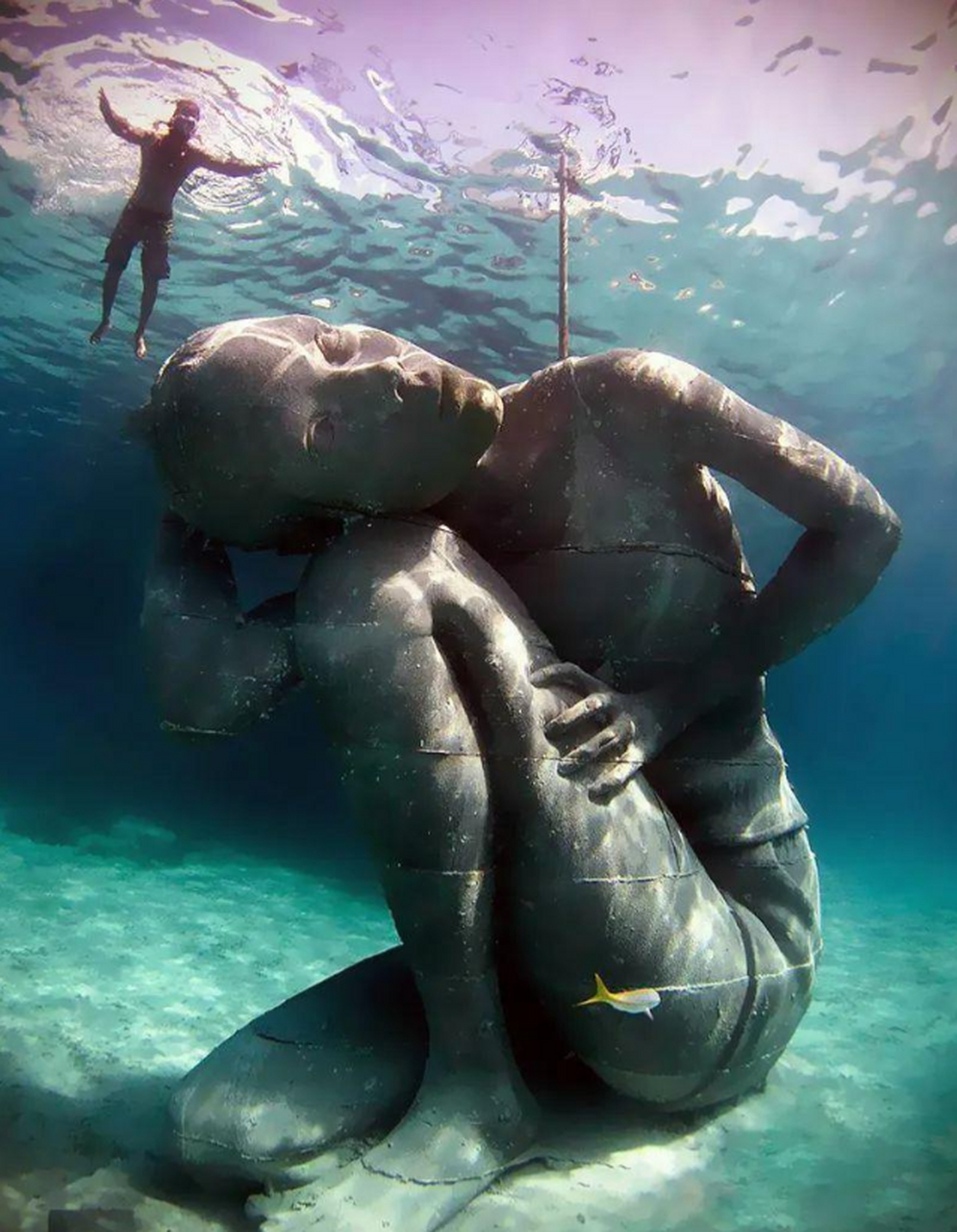 巴哈马海岸一座名为"海洋阿特拉斯"的巨型雕塑,让人油然而生一种莫名