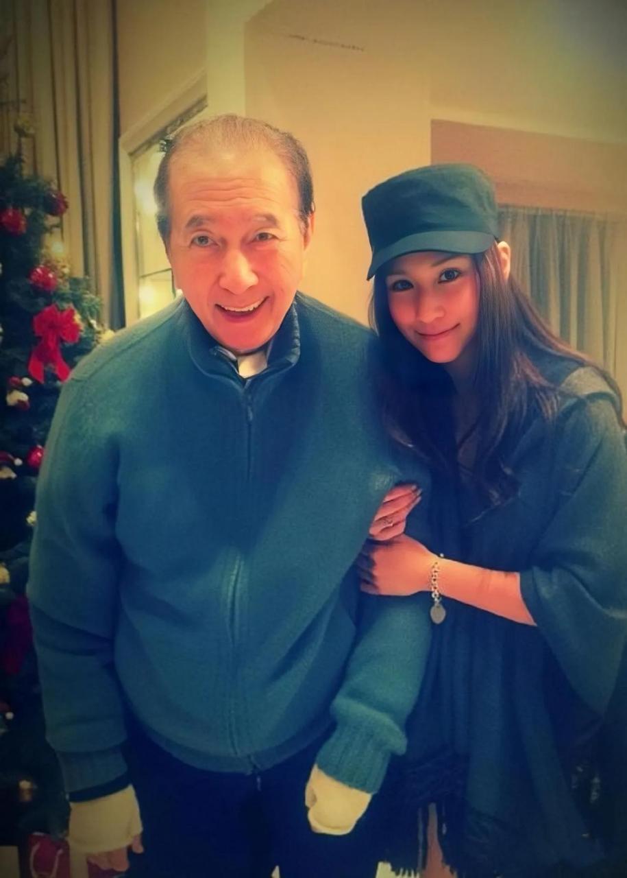 赌王这一辈子子女众多,70岁才生的何超莲,即使活到