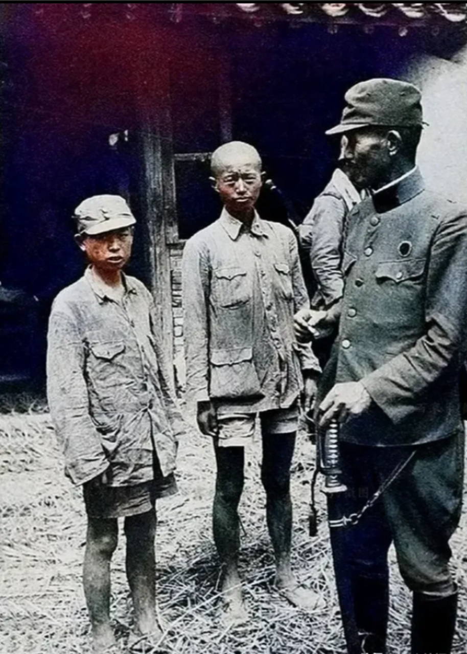 抗日战争时期,两名不幸被鬼子俘虏的国军小战士,看上去也就十几岁的