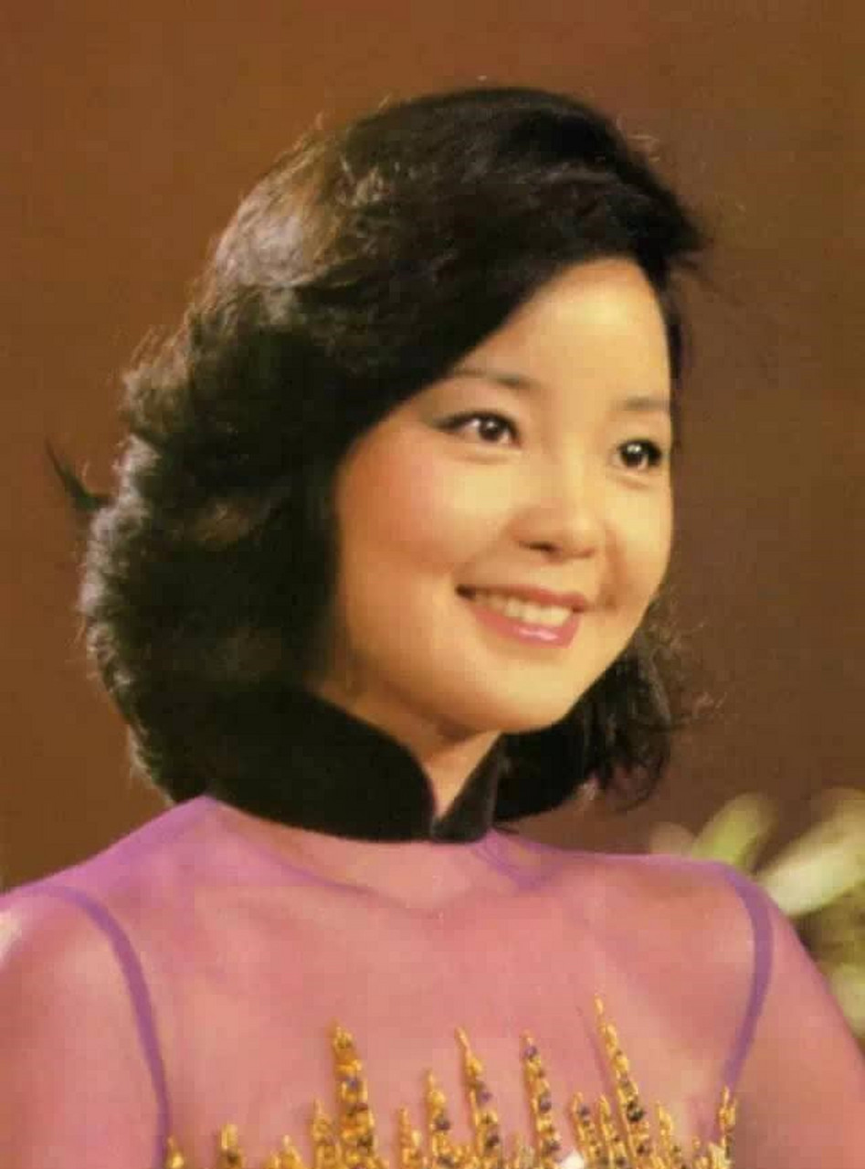 唱响经典#《月亮代表我的心》1973年由陈芬兰首唱,1977年经邓丽君