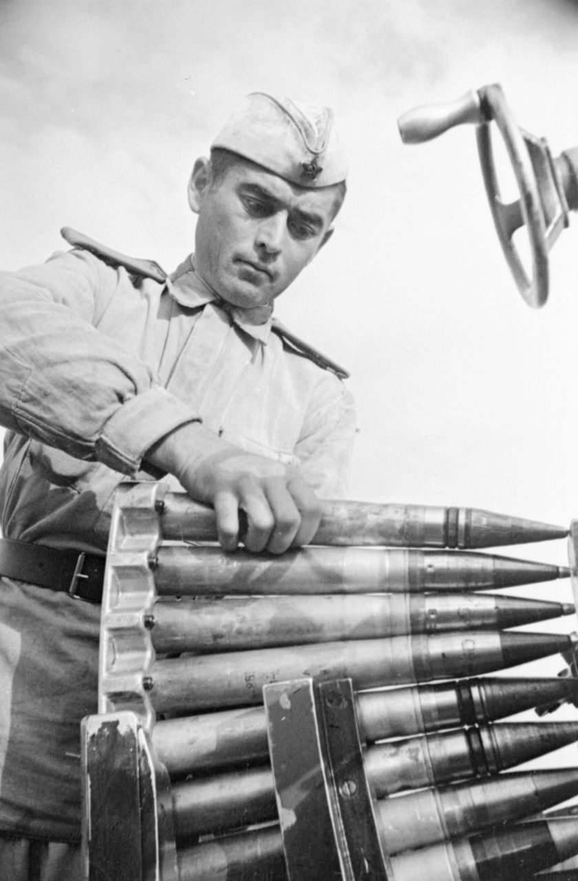 1943年加里宁方面军突击的第3集团军高射炮兵第1622团士兵Иракл