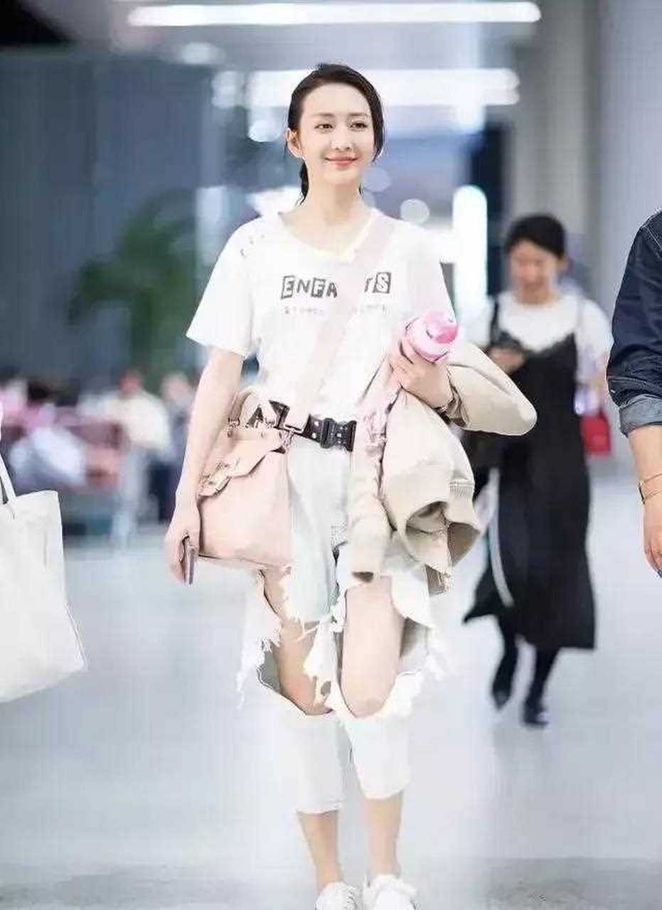 看看演员王鸥街头穿搭 上衣是白色半袖t恤, 脚上是一双小白鞋