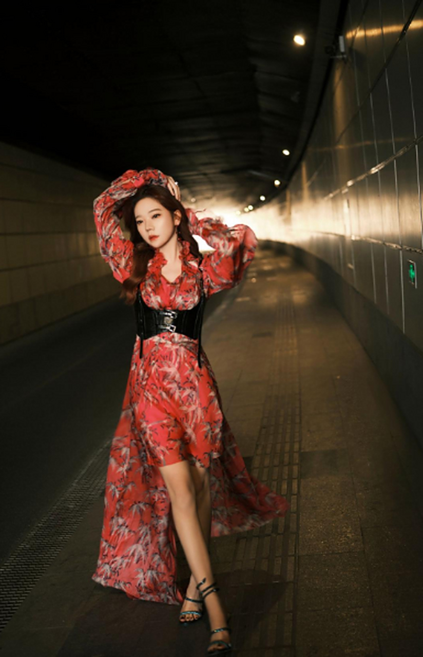 张紫宁 红裙高跟凉鞋