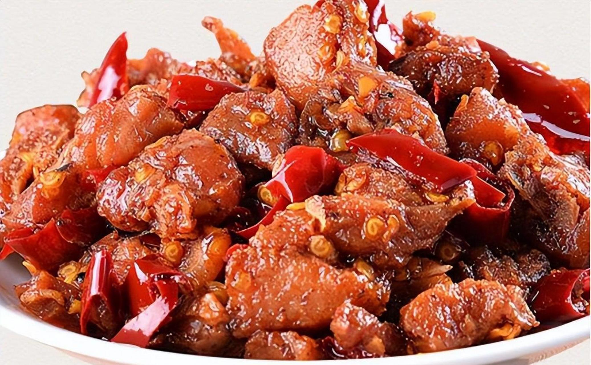 辣香玉兔 主料: 活兔10只(约20千克) 辅料: 葱节500克,姜片300克 调料