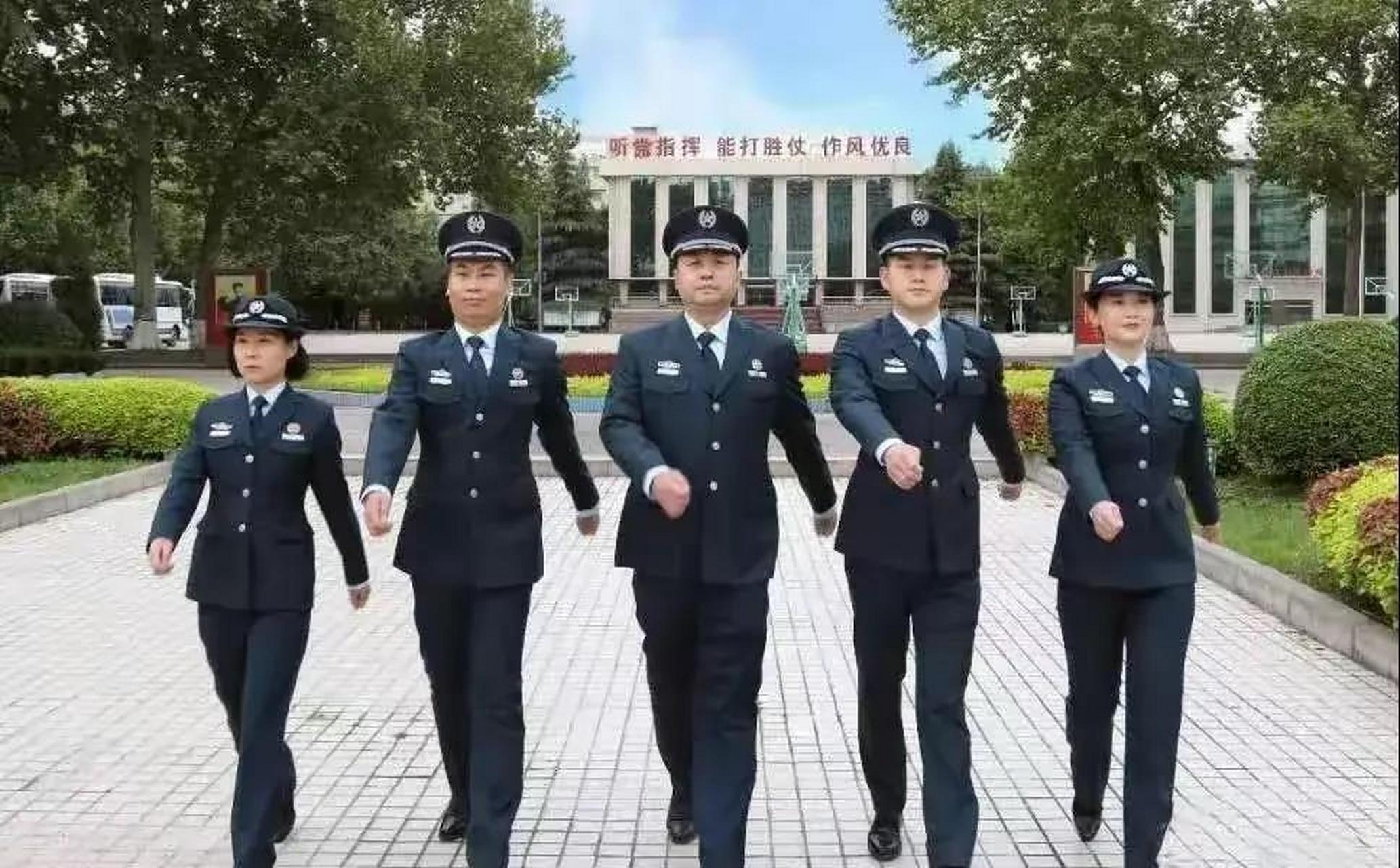 解放军制服和武警制服图片