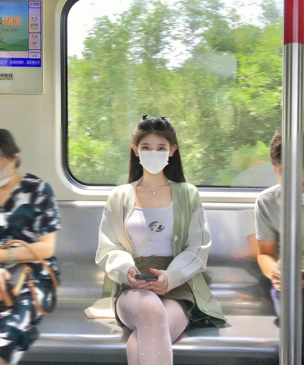 地铁美女!这个袜子实属显白!