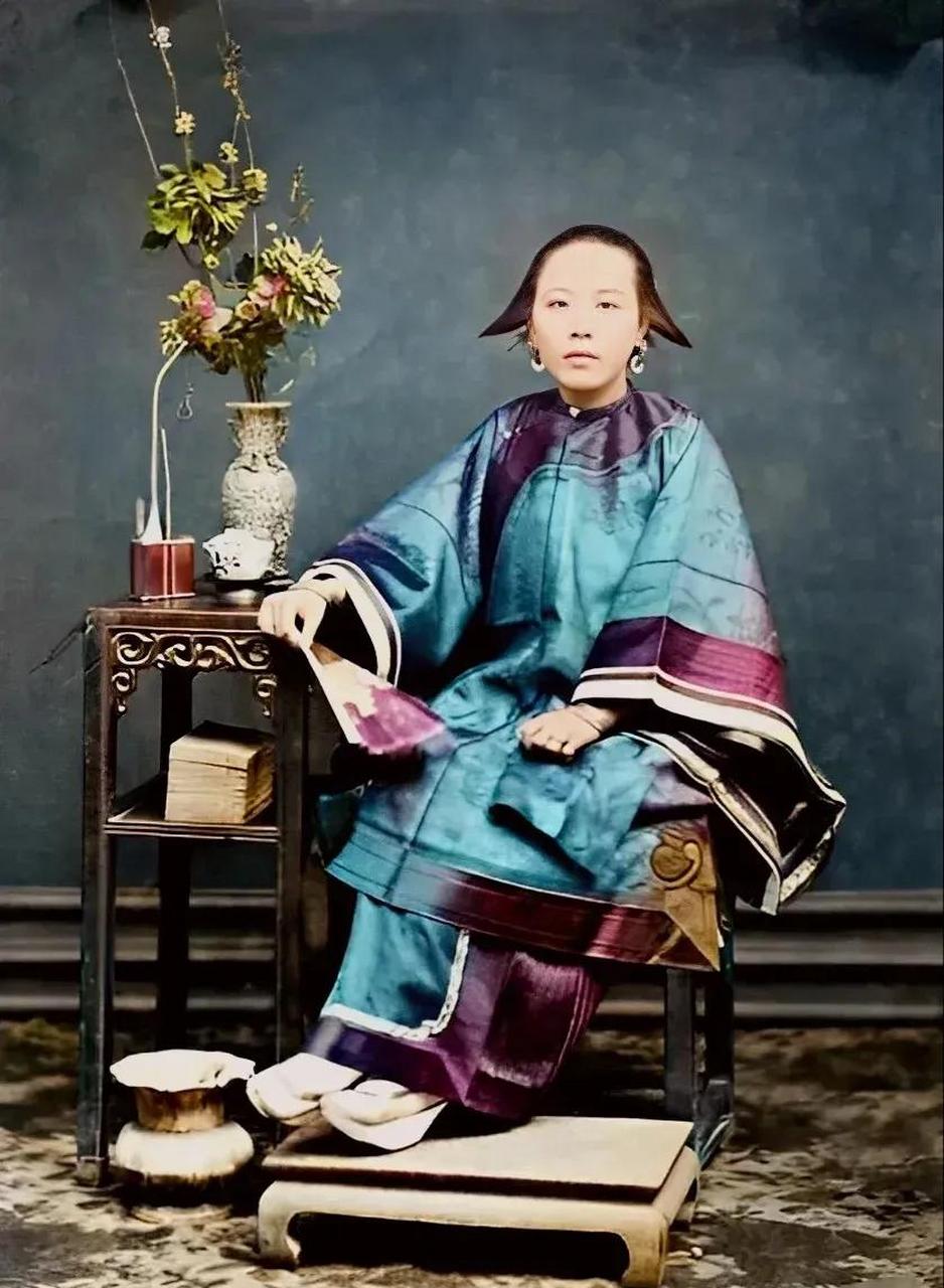 清代旗人妇女可以不裹脚,甚至有的旗人女子也能上马骑射.