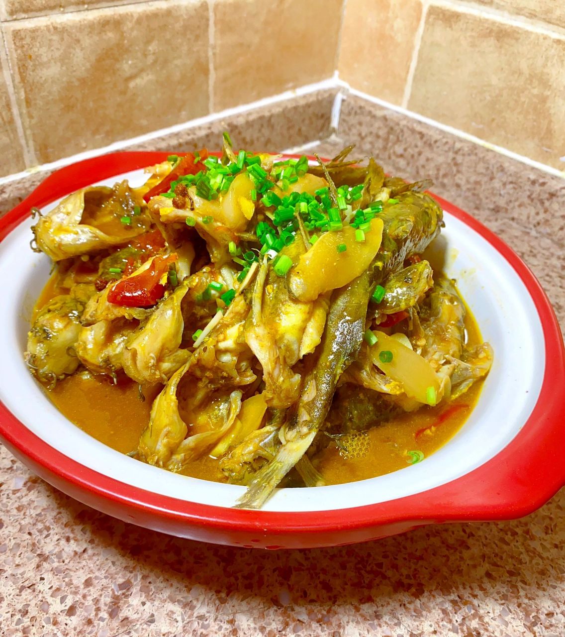 酸汤黄骨鱼超鲜嫩!超下饭!做法分享收藏 酸汤黄鲴鱼做法分享～ 1.