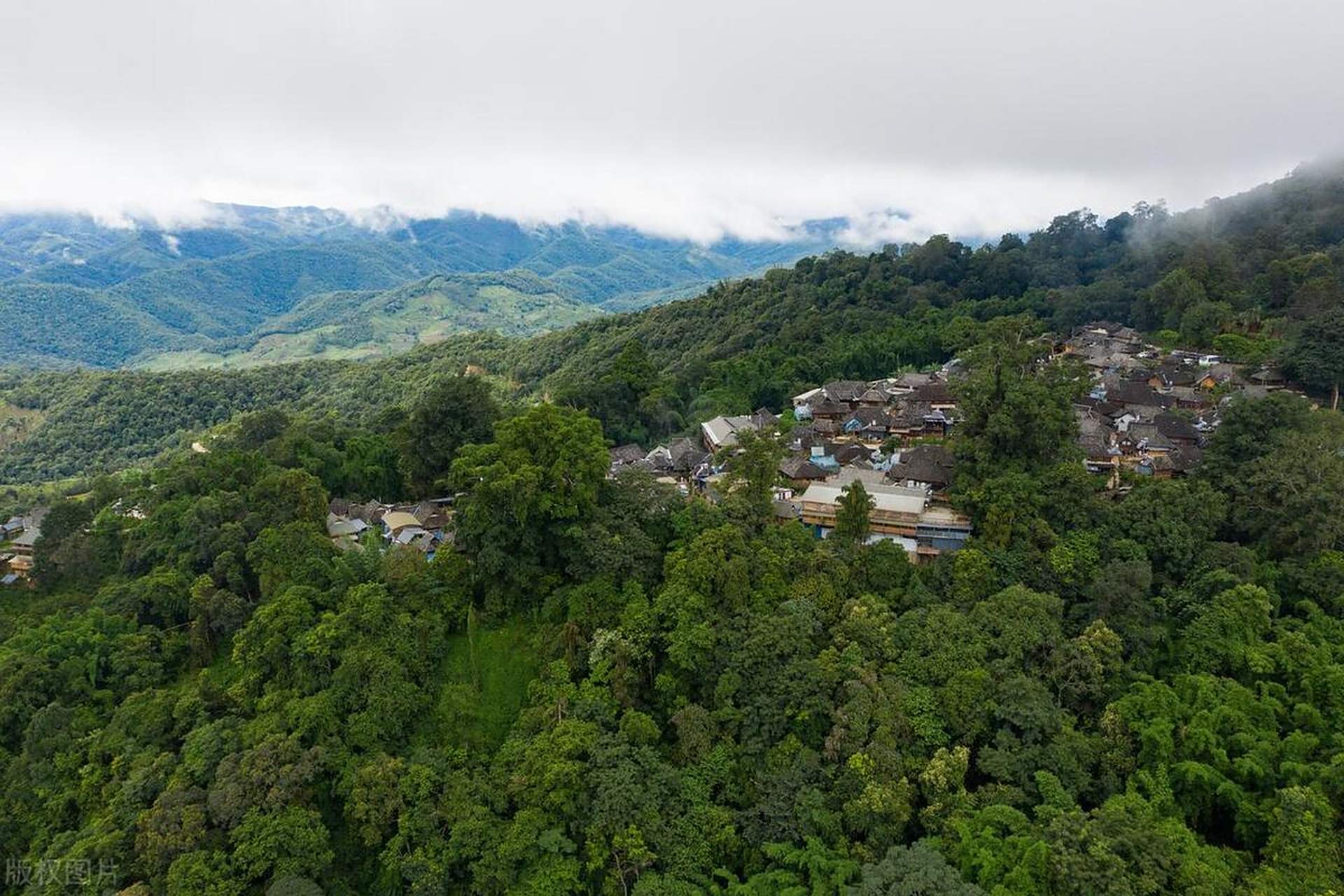 翁基古寨丨景迈山云海中的千年古寨 翁基古寨是景迈山古茶林文化景观