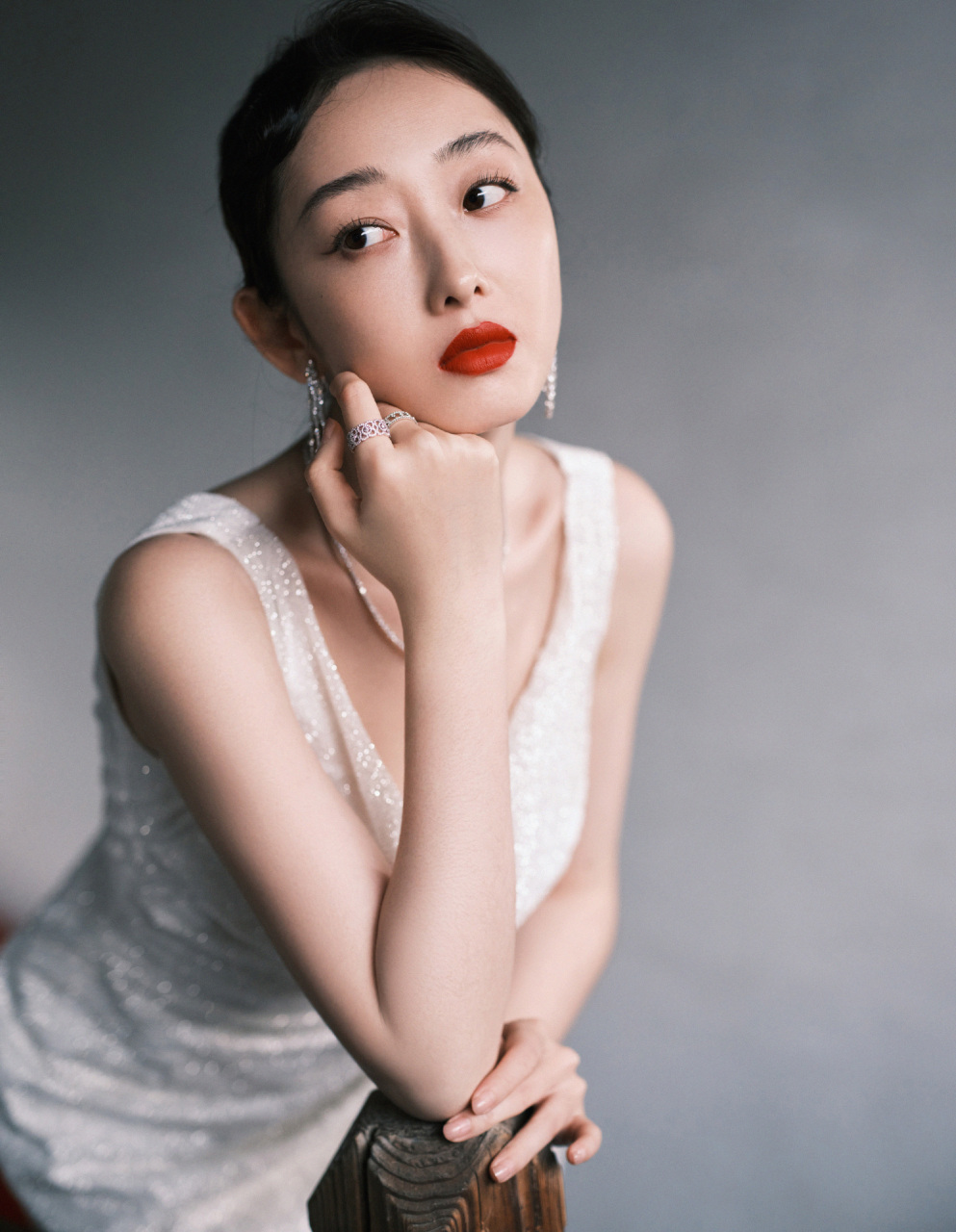 蒋梦婕# 蒋梦婕白色性感礼服,美得闪闪发光