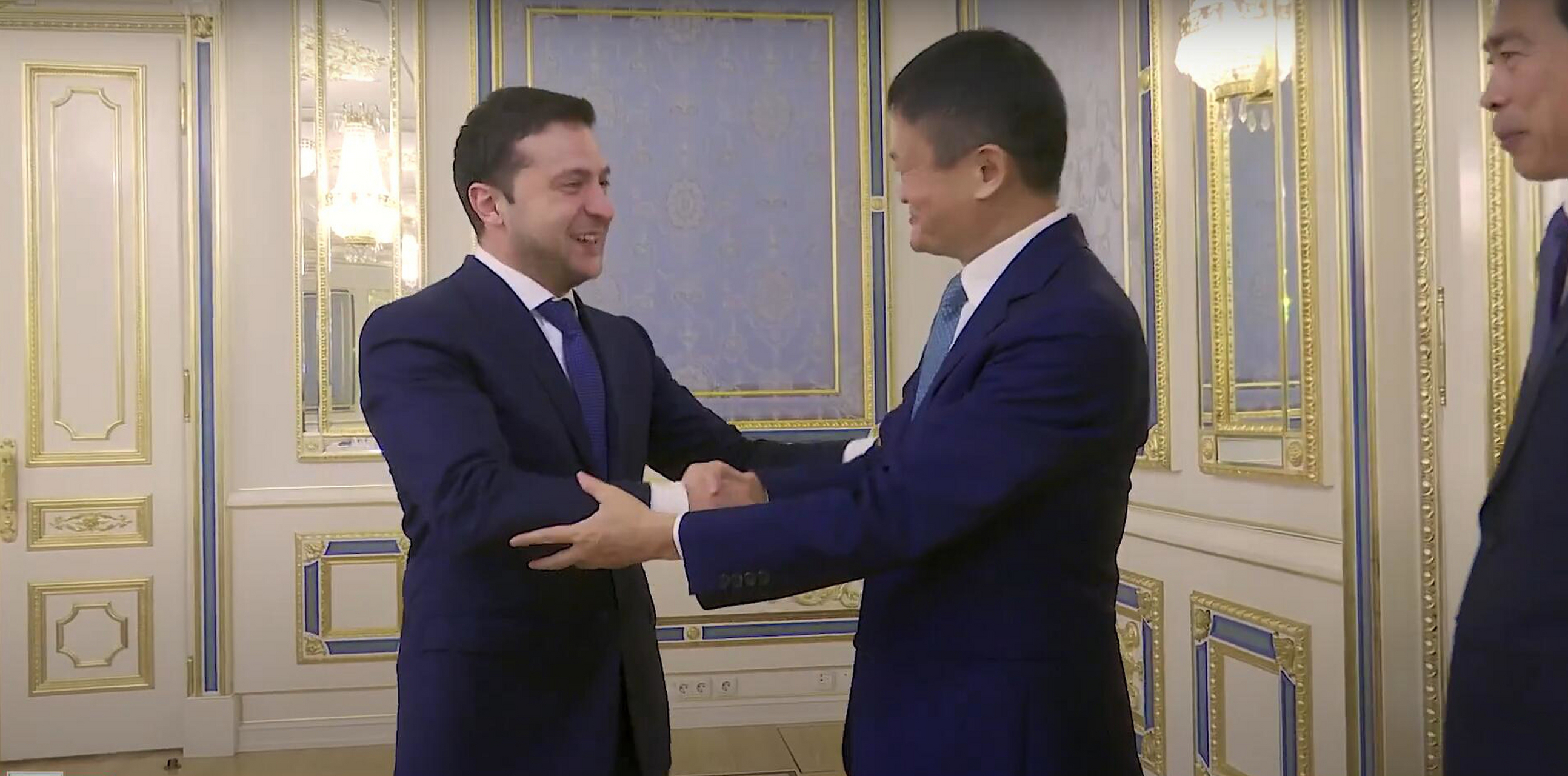 泽连斯基见到马云后,非常激动,弯腰低头,热情握手.