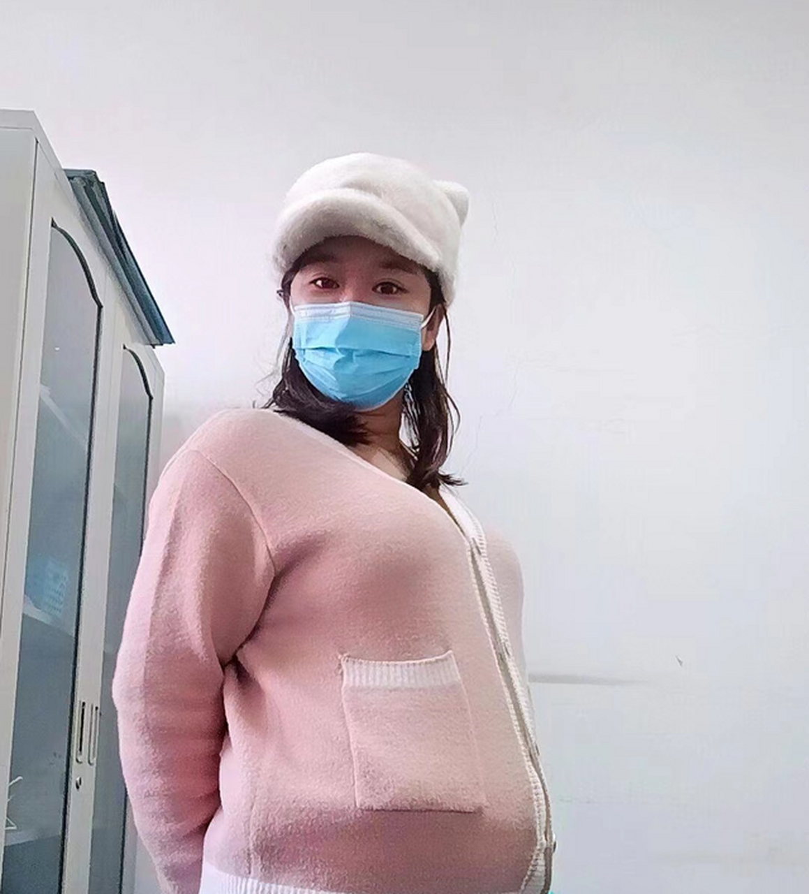 他头发浓密,不哭不闹,眉眼像极了爸爸霍云龙,一双眼睛扑闪扑闪的