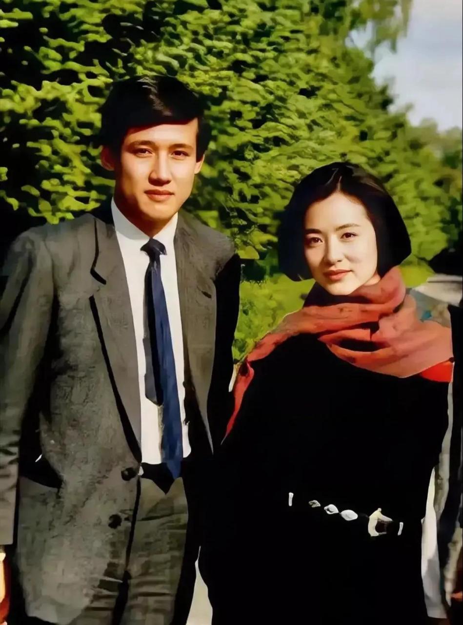 90年代,林青霞和一个帅哥男星的合影,俩人男帅女靓,非常般配.