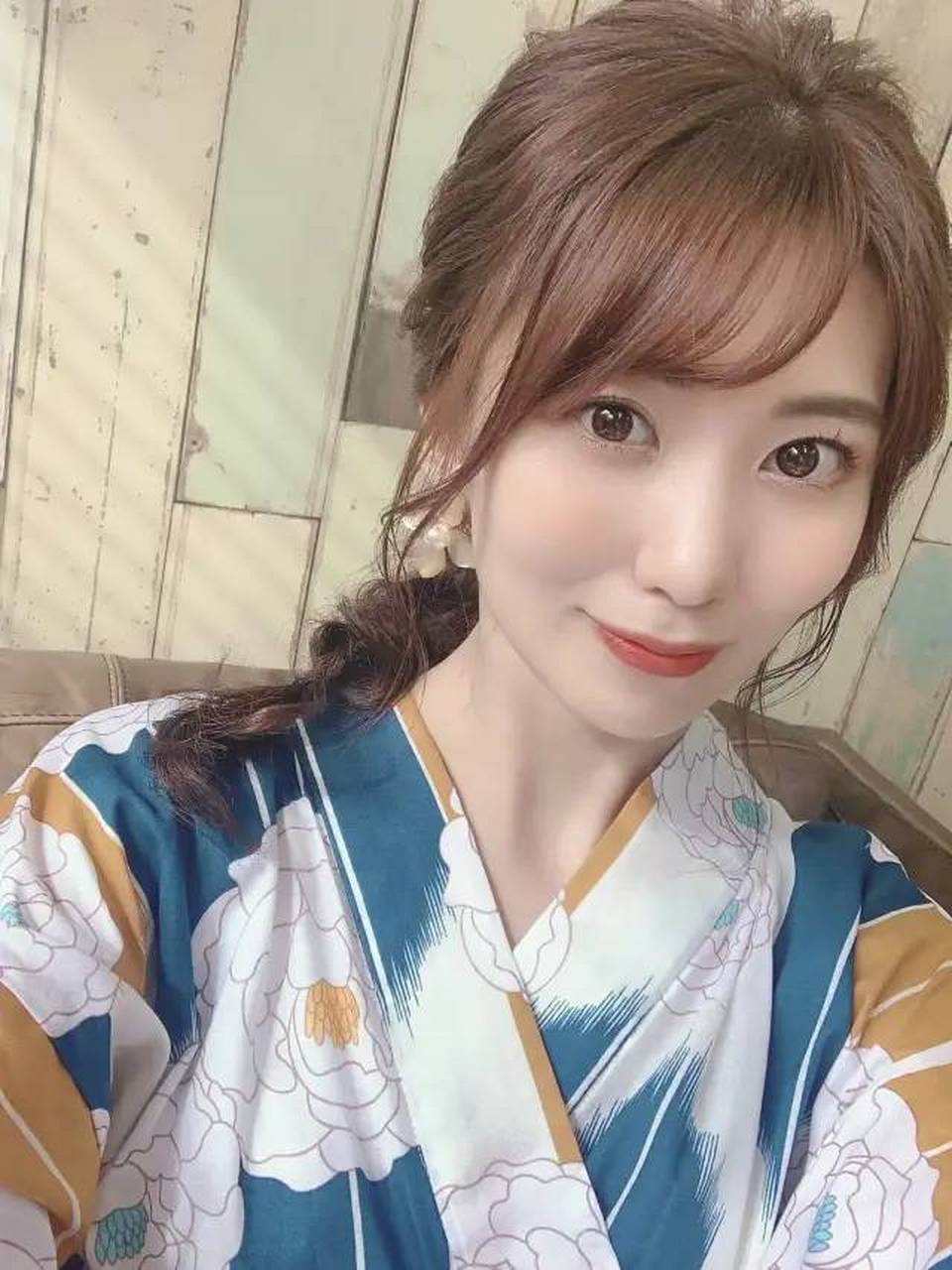 山岸逢花老师以女主播出道,浑身散发知性气息.