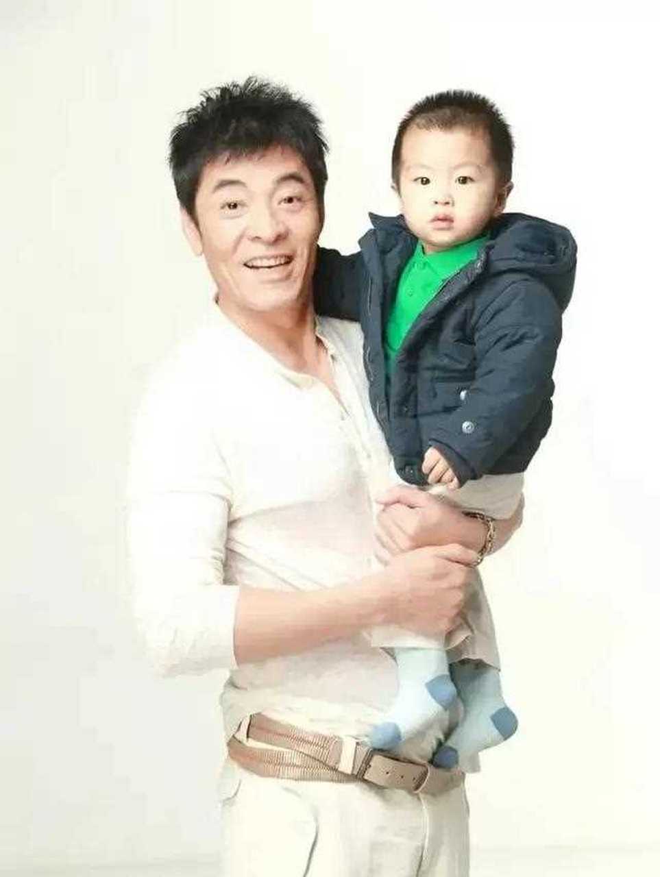 刘威和妻子王晓宇,13岁儿子刘俊麟的合影,13岁儿子刘俊麟长大了,长的