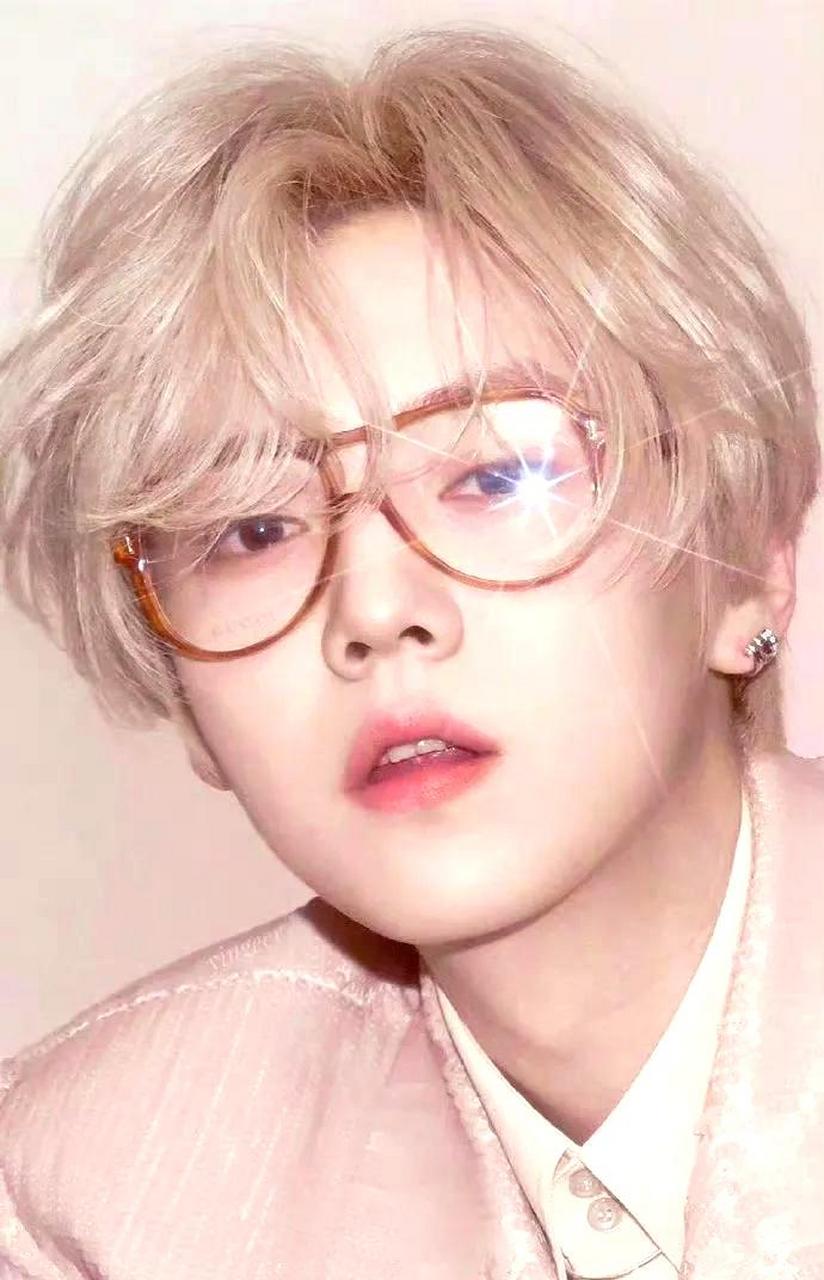 鹿晗1990年4月20日出生于北京,是一位中国男演员和歌手.