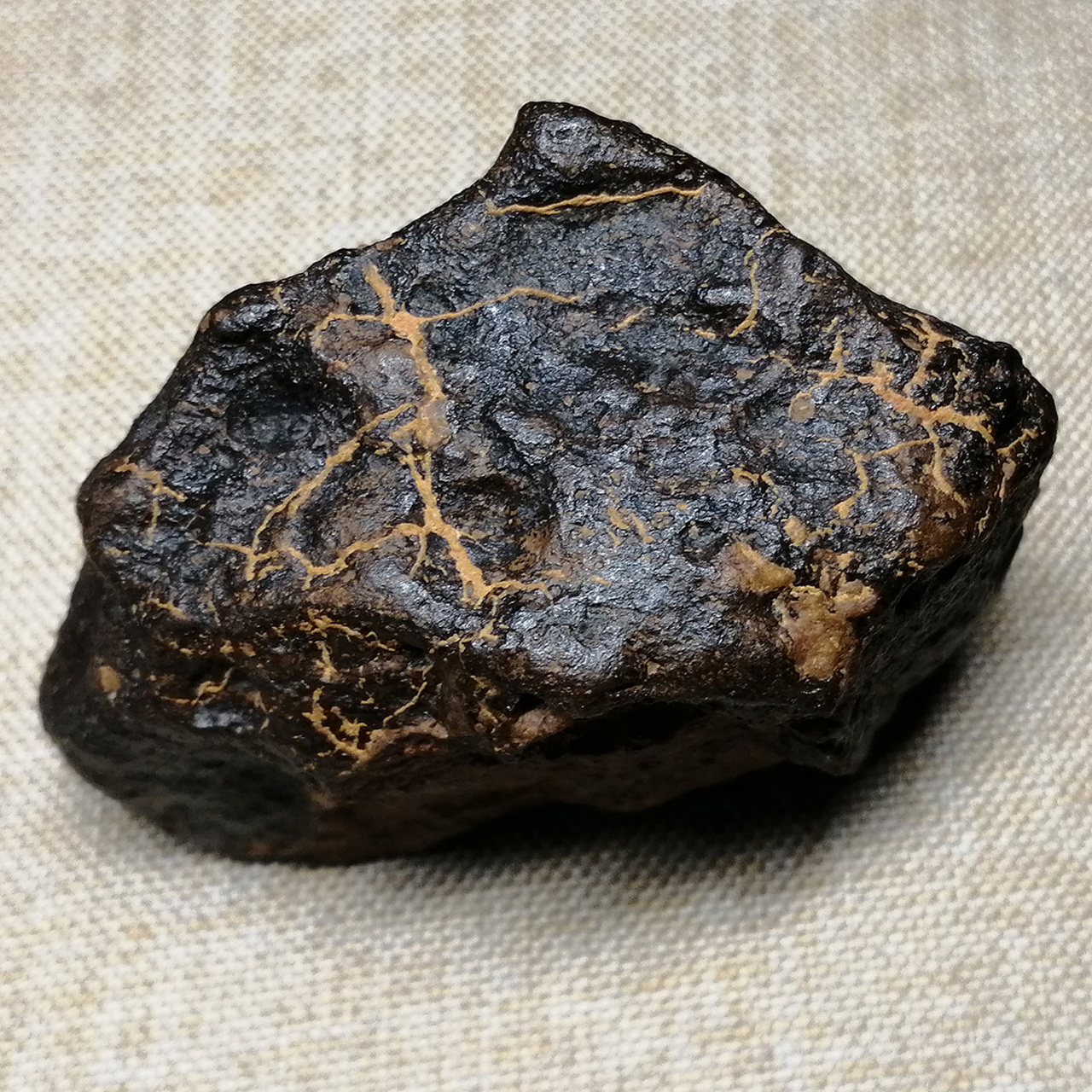 这块陨石的熔流线比较少见,因为陨石基质硫化物含量高,熔融后的硫化物