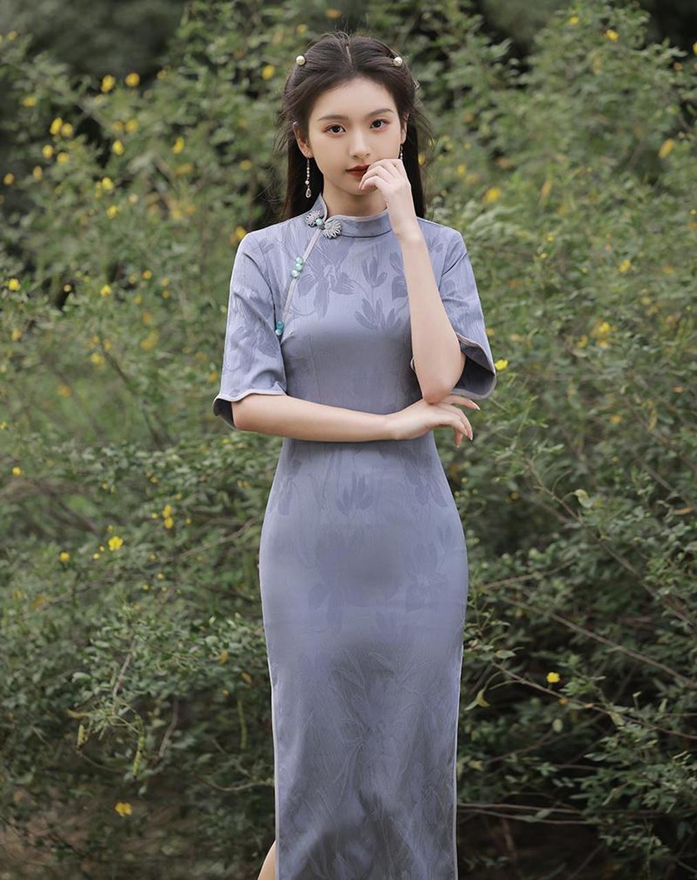 古典风美女穿搭,新中式灰色刺绣花纹旗袍