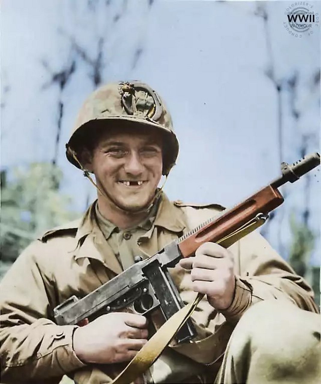 1945年,第二次世界大战期间,一名美国海军陆战队员用马蹄铁为头盔做了