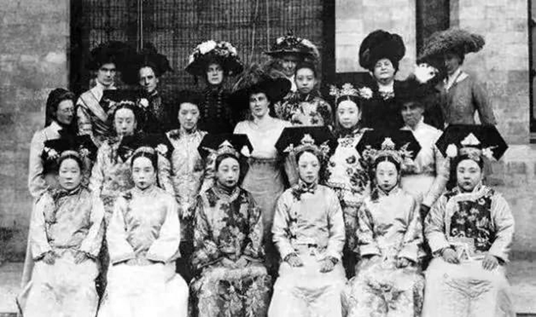 晚清时期,各国驻华大使夫人与清朝宫廷贵妇人的合影.