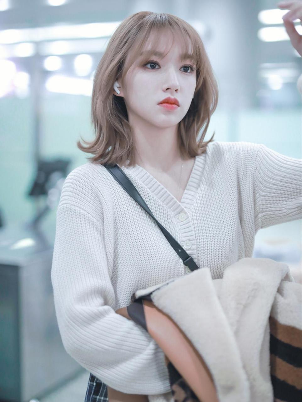 程潇的短发造型好清爽呀 短发造型温婉俏皮,加上亚麻灰的发色,衬托得