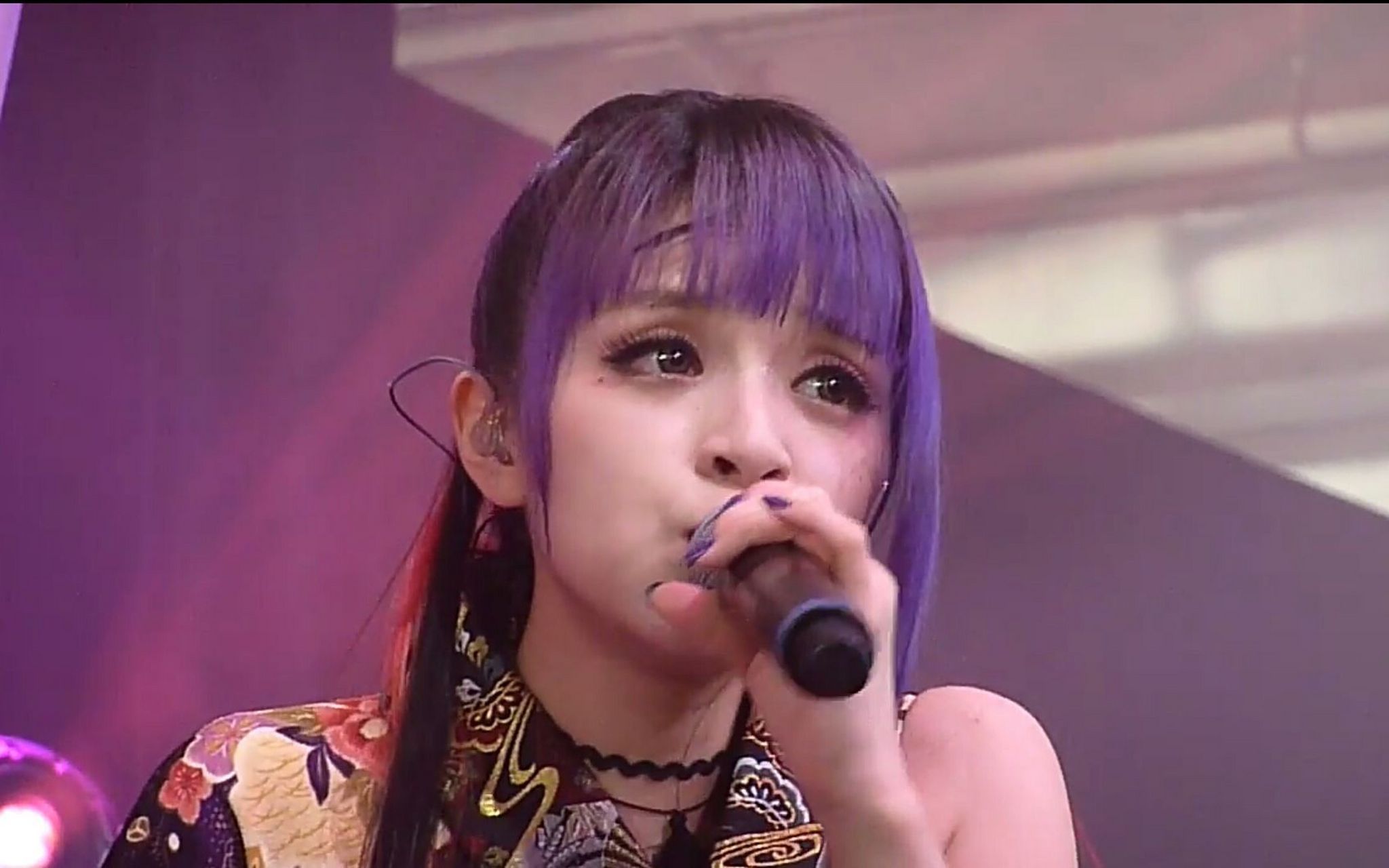 《乘风破浪的姐姐》中,美依礼芽看到小龙虾的反应,简直绝了,小美也太