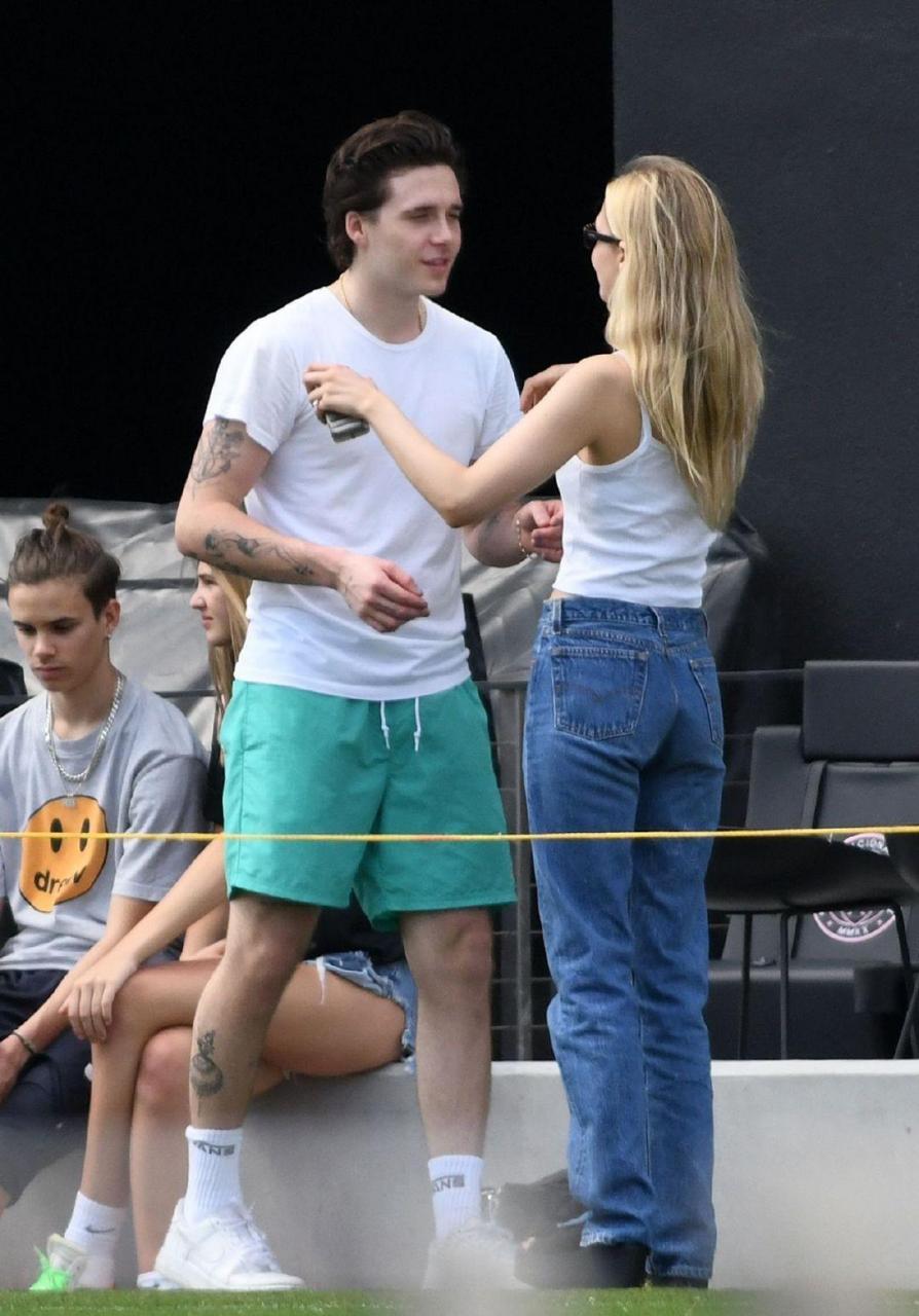 正处于热恋期的布鲁克林和尼古拉·佩尔茨(nicola peltz)几乎是天天都