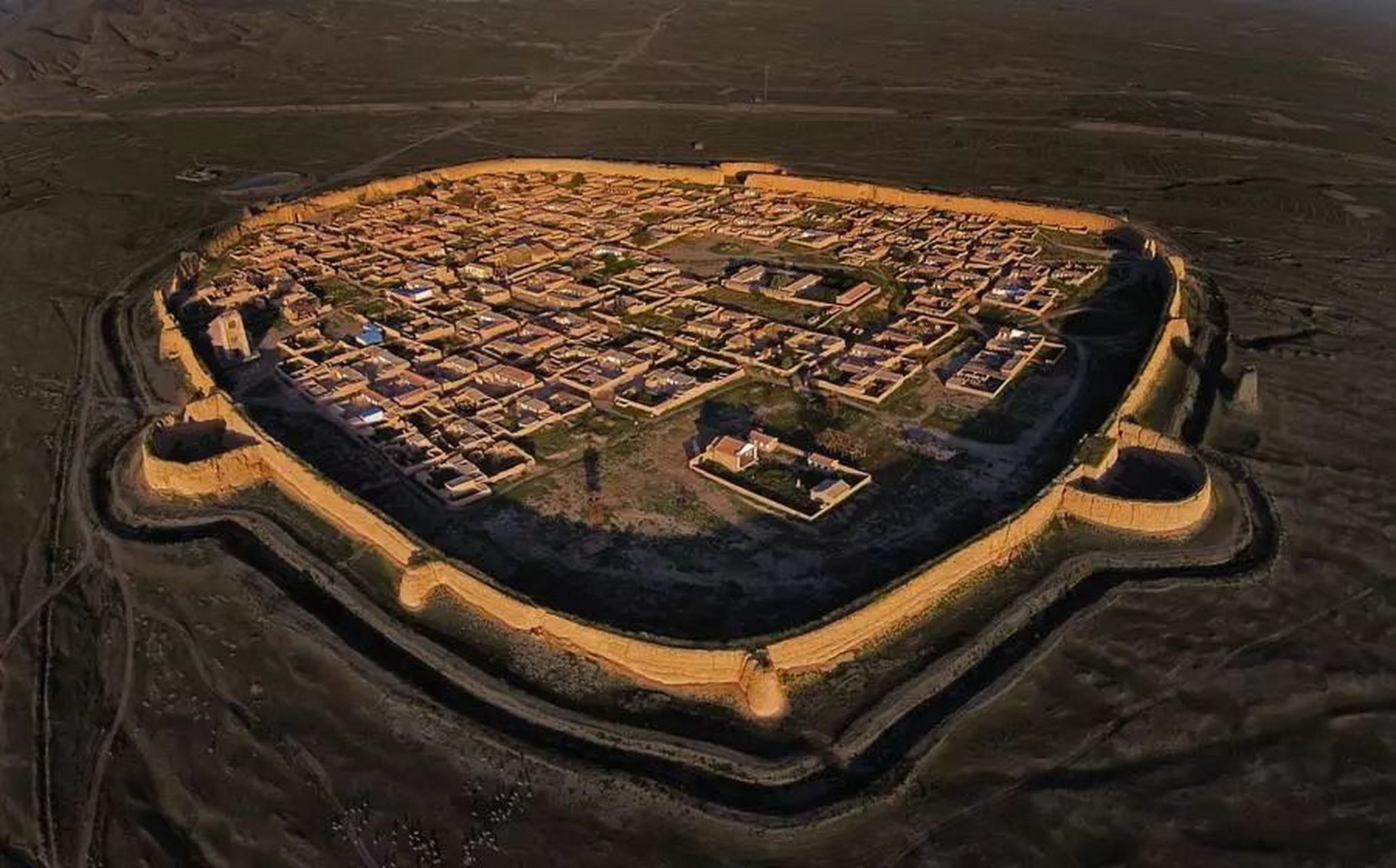 永泰古城位于甘肃省白银市景泰县西南方27公里处的寺滩乡,始建于明