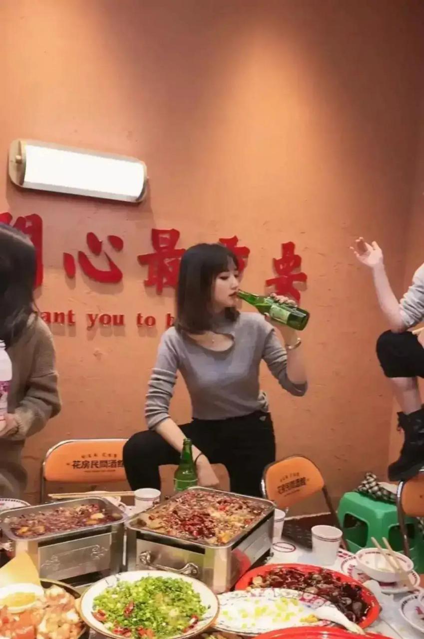 当代女生们喝酒,一个赛一个霸气