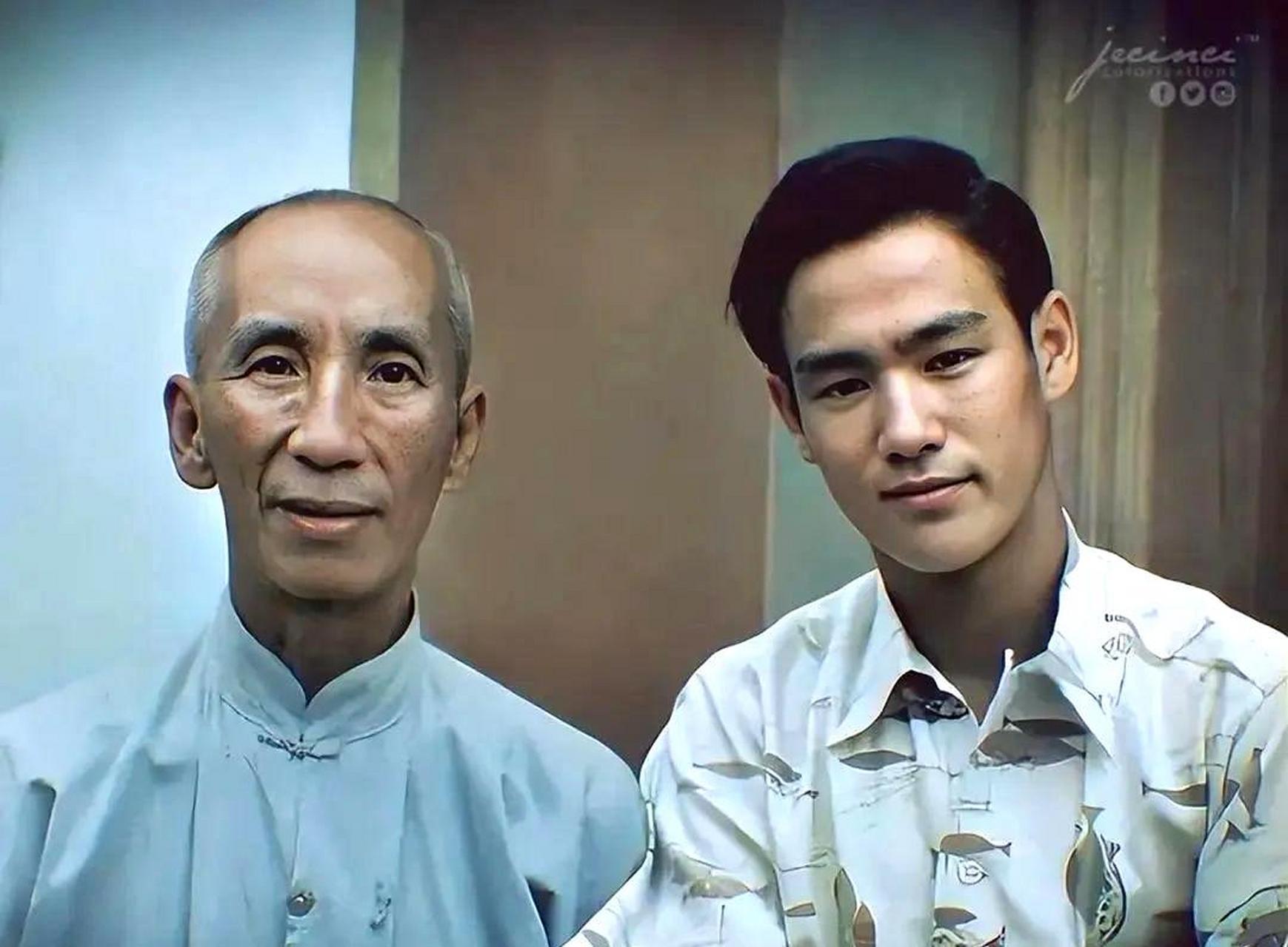 叶问宗师和他的弟子李小龙合影,是一张经典老照片.