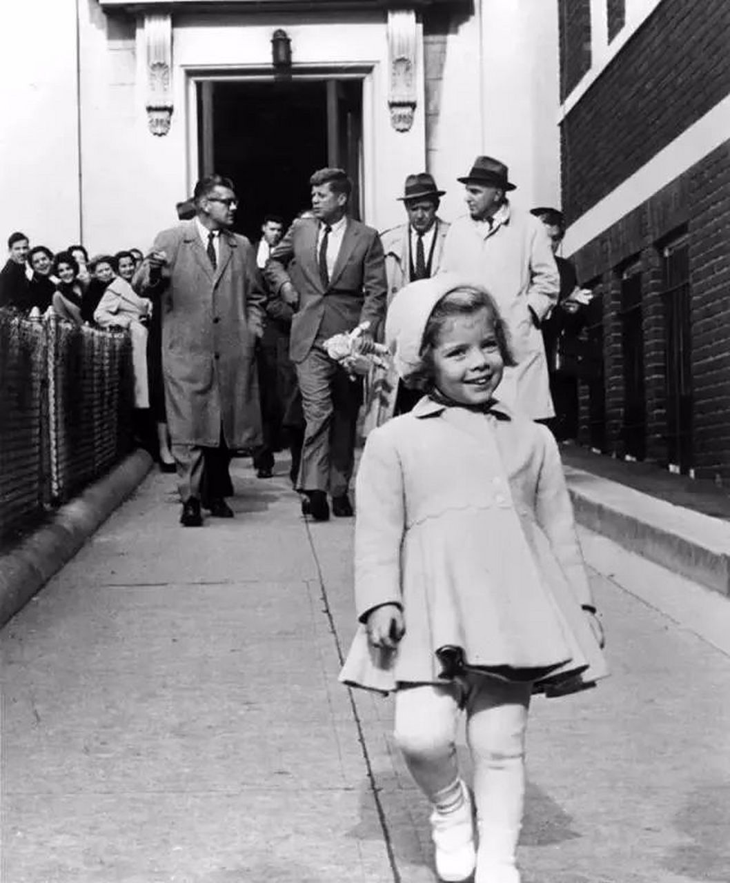1963年,6岁的卡罗琳·肯尼迪开心地走在前面,肯尼迪总统在后面手上还