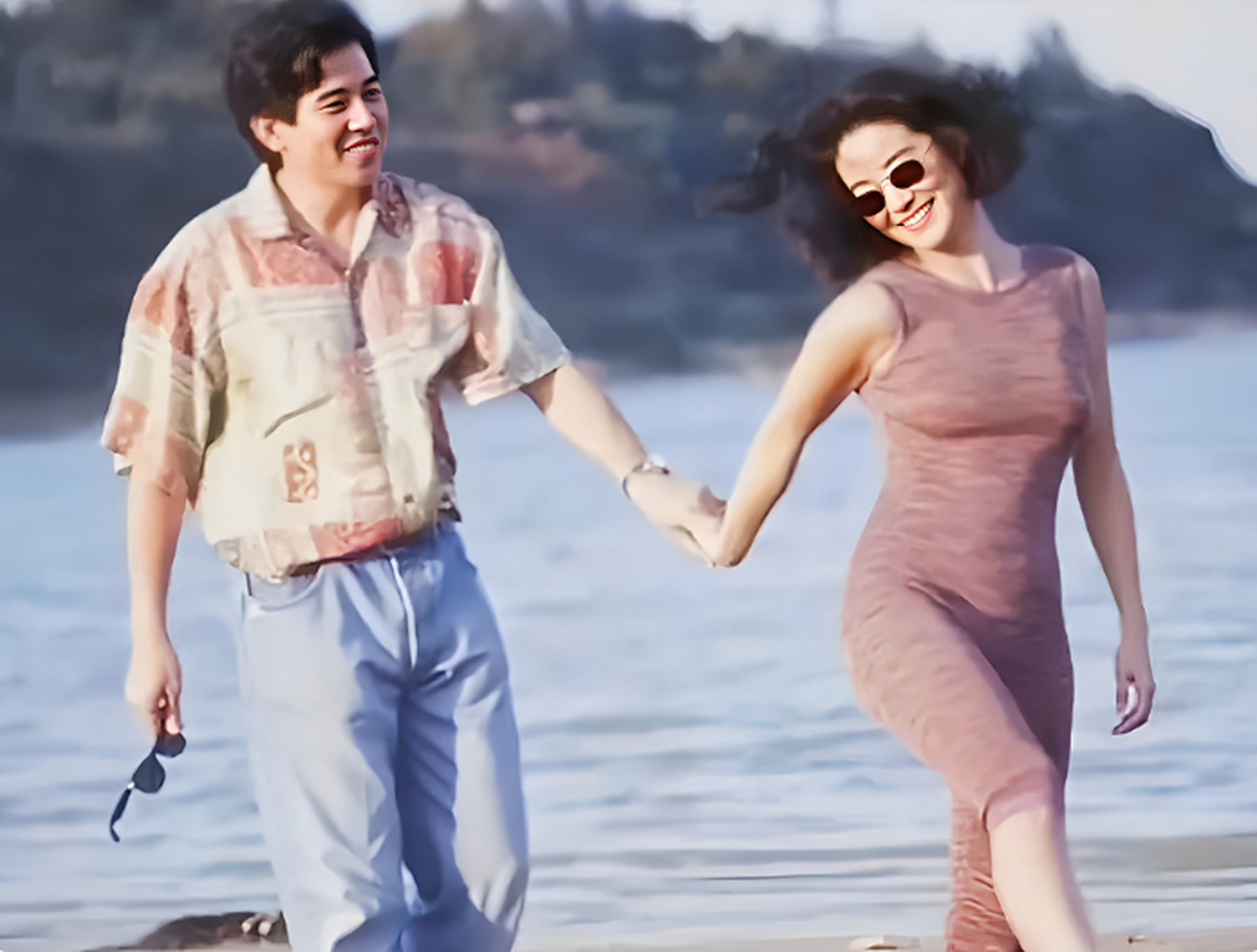 1990年,林青霞和秦汉在法国海岸度假时拍摄了一张合影.