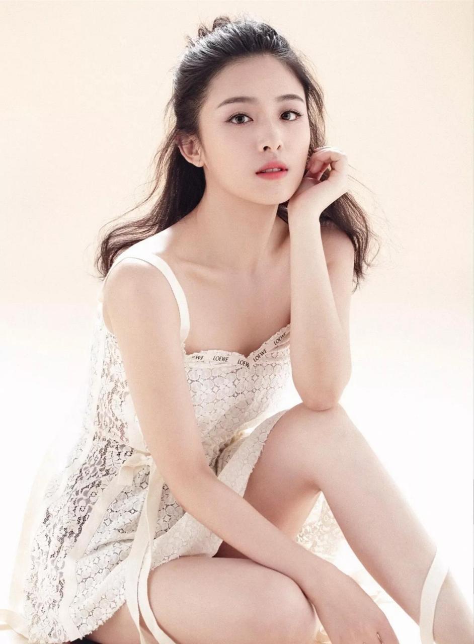 美女明星张含韵高清写真美图,甜美俏皮,少女感十足 美女明星张含韵